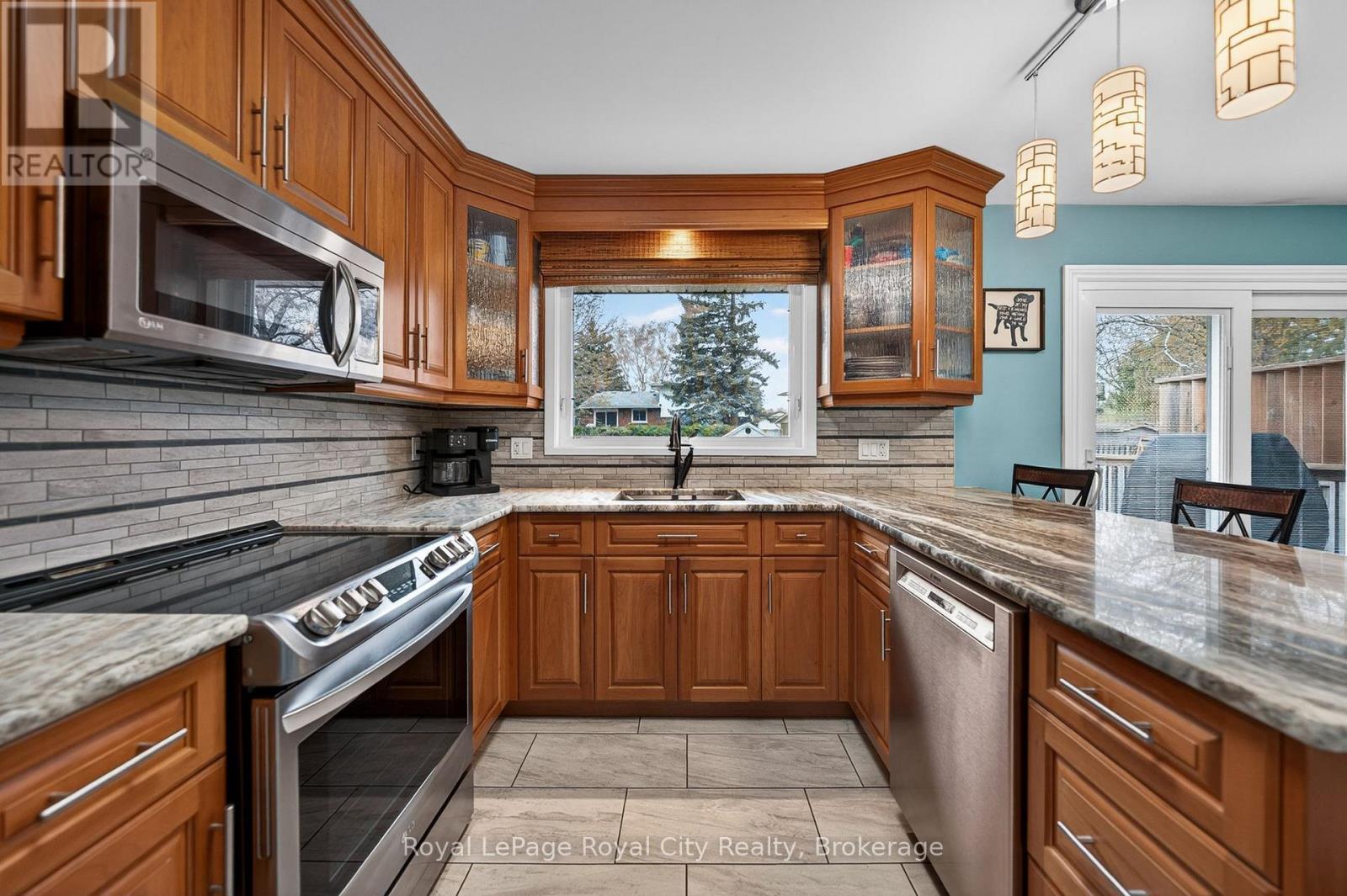 












16 SANDERSON DRIVE

,
Guelph (Willow West/Sugarbush/West Acres),




Ontario
N1H6T8

