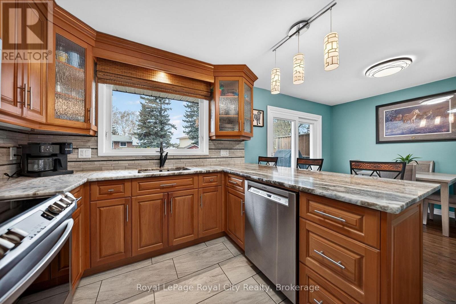 












16 SANDERSON DRIVE

,
Guelph (Willow West/Sugarbush/West Acres),




Ontario
N1H6T8

