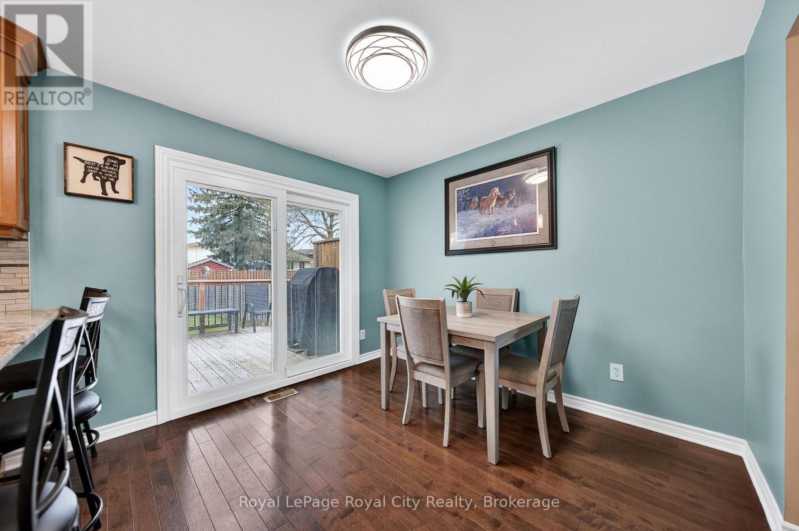 












16 SANDERSON DRIVE

,
Guelph (Willow West/Sugarbush/West Acres),




Ontario
N1H6T8

