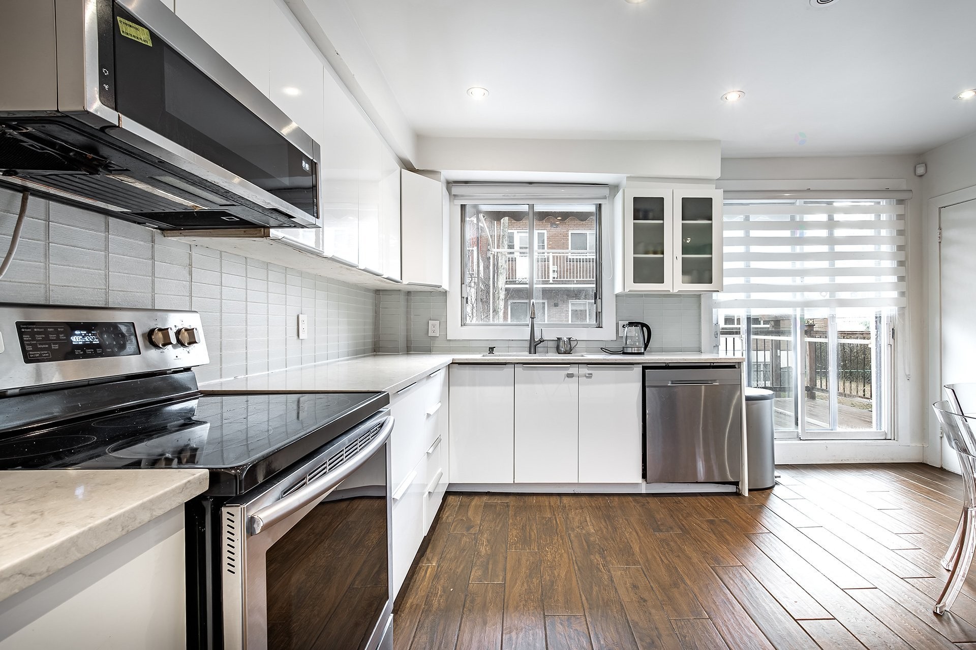 









5754

 - 5756


Av. Fairside

,
Côte-Saint-Luc,




QC
H4W2A7

