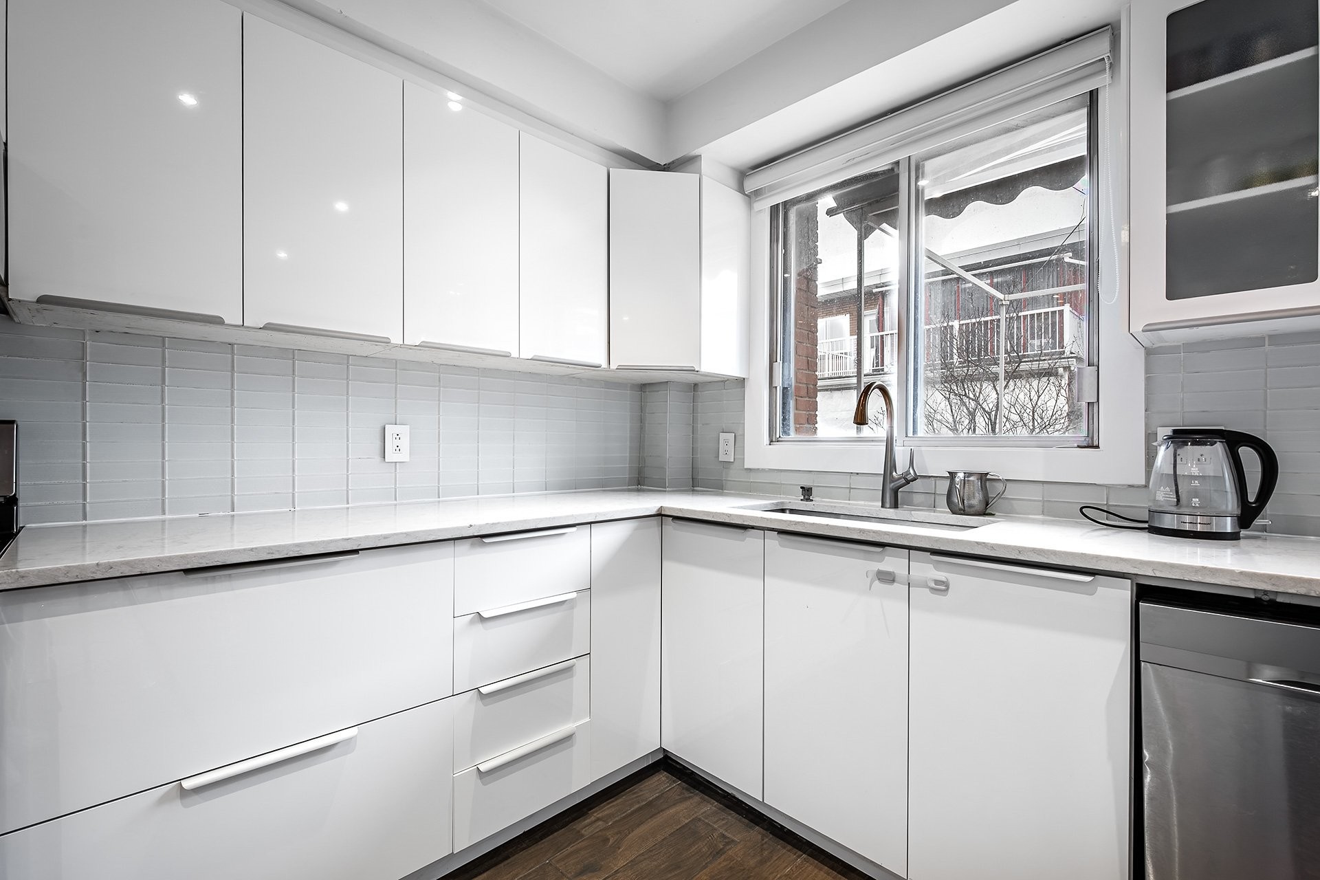 









5754

 - 5756


Av. Fairside

,
Côte-Saint-Luc,




QC
H4W2A7

