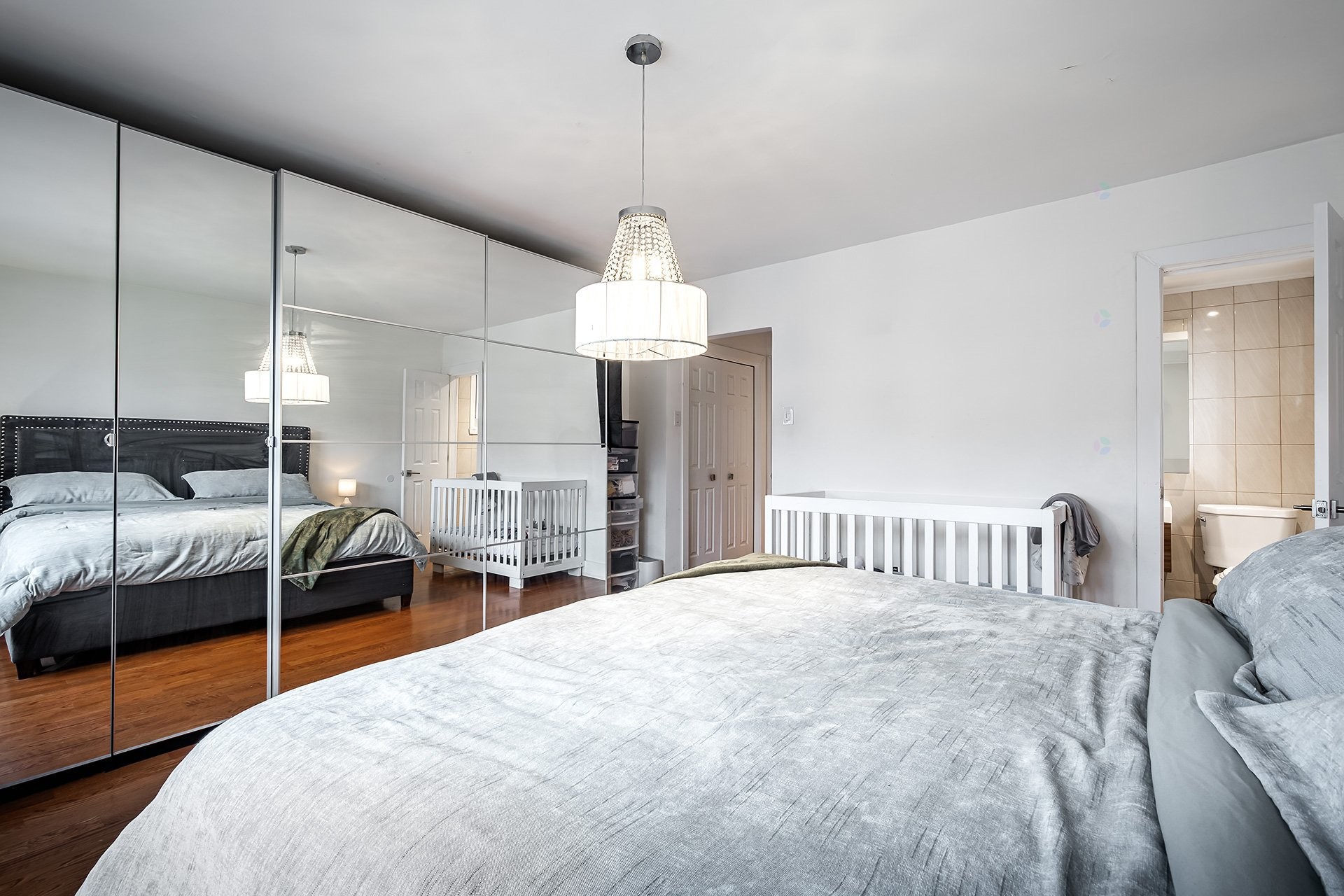 









5754

 - 5756


Av. Fairside

,
Côte-Saint-Luc,




QC
H4W2A7


