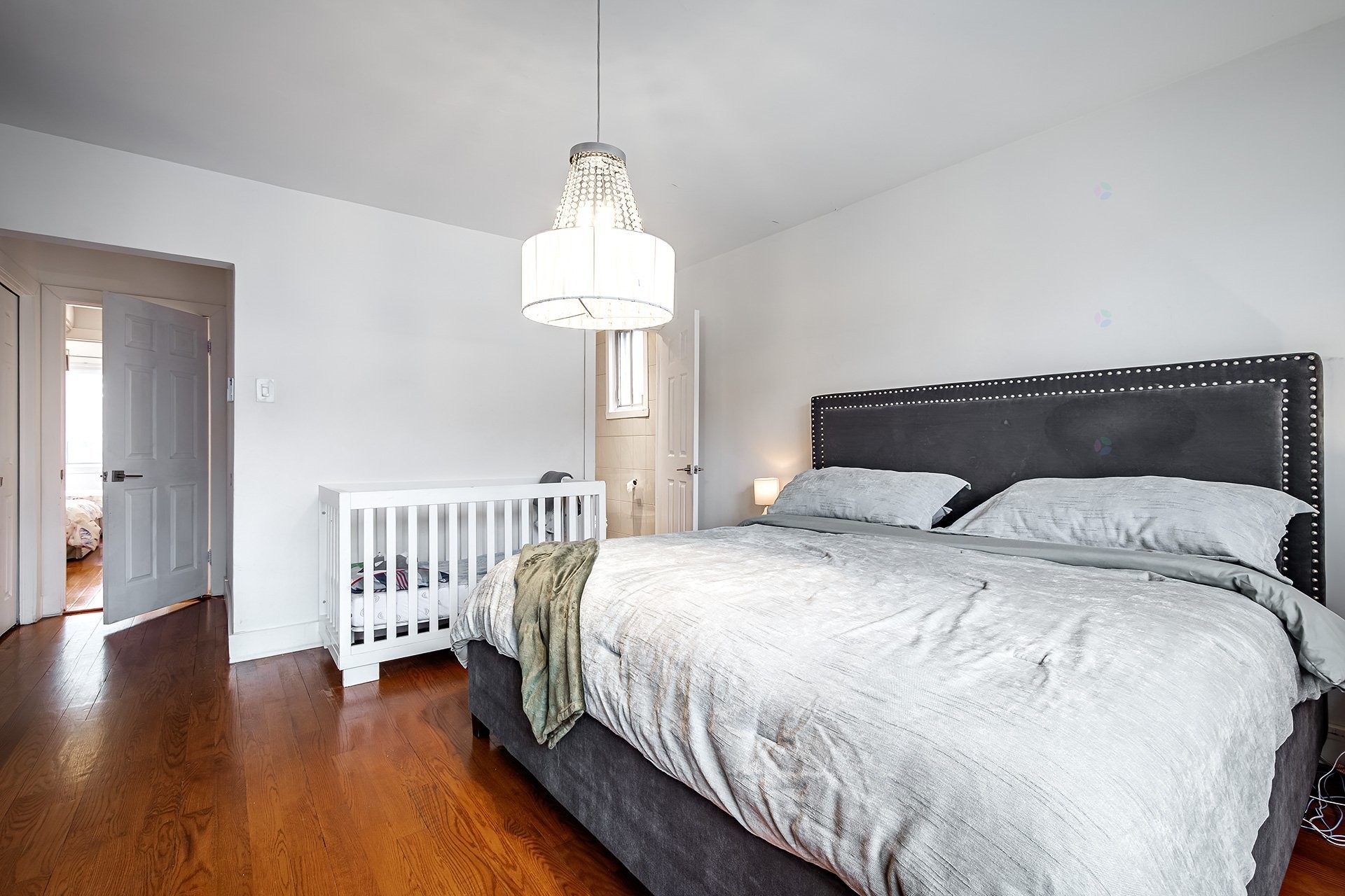 









5754

 - 5756


Av. Fairside

,
Côte-Saint-Luc,




QC
H4W2A7

