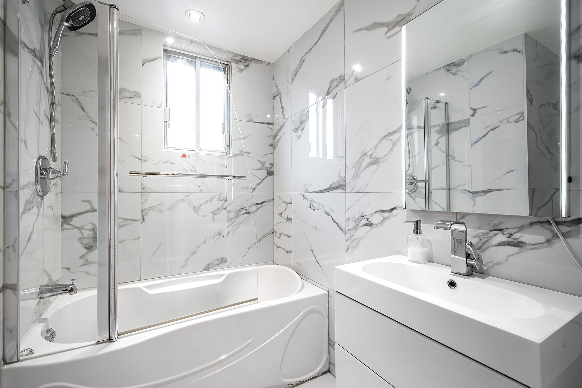 









5754

 - 5756


Av. Fairside

,
Côte-Saint-Luc,




QC
H4W2A7

