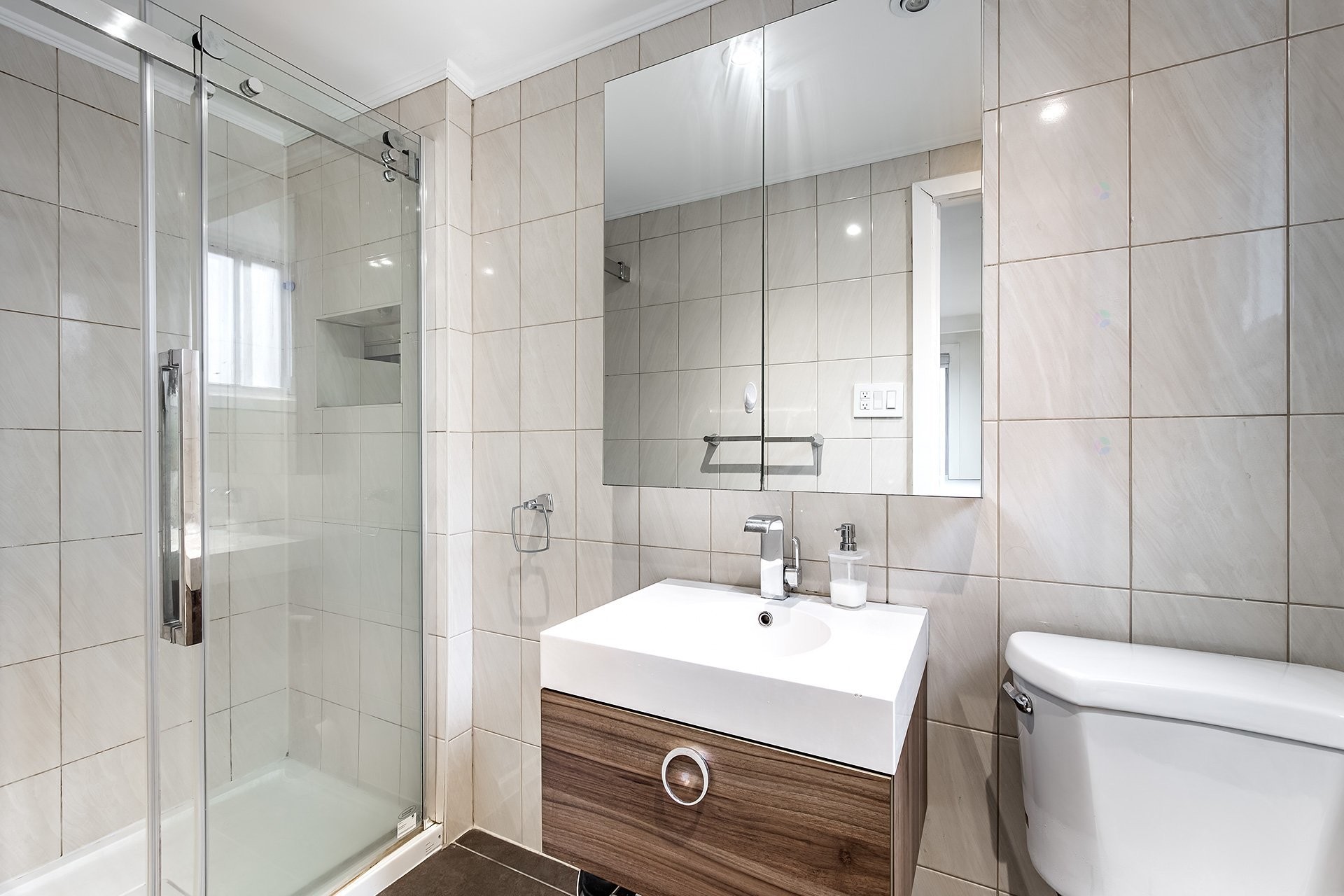 









5754

 - 5756


Av. Fairside

,
Côte-Saint-Luc,




QC
H4W2A7

