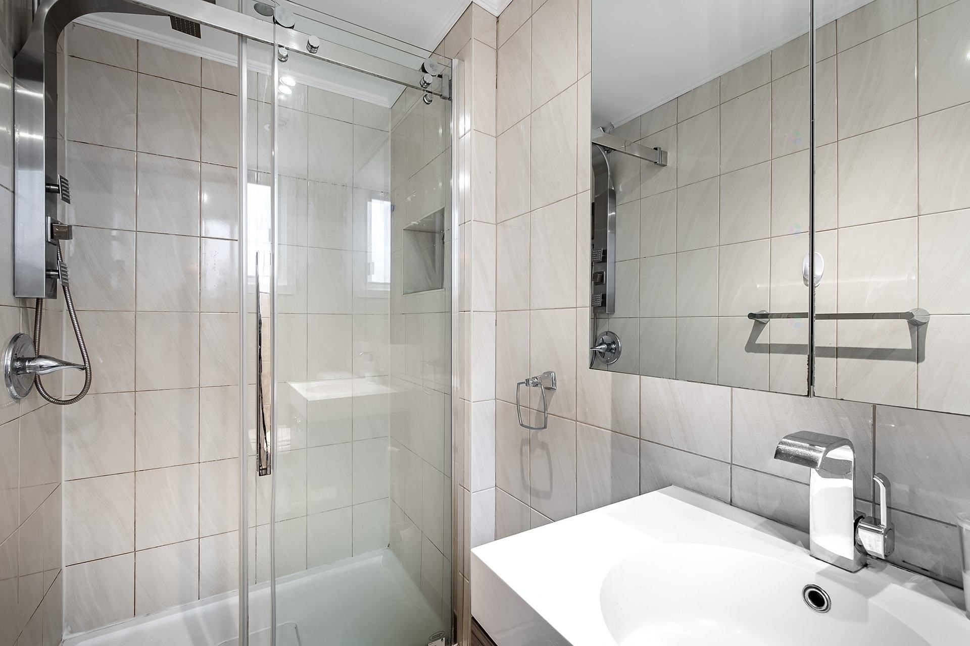 









5754

 - 5756


Av. Fairside

,
Côte-Saint-Luc,




QC
H4W2A7

