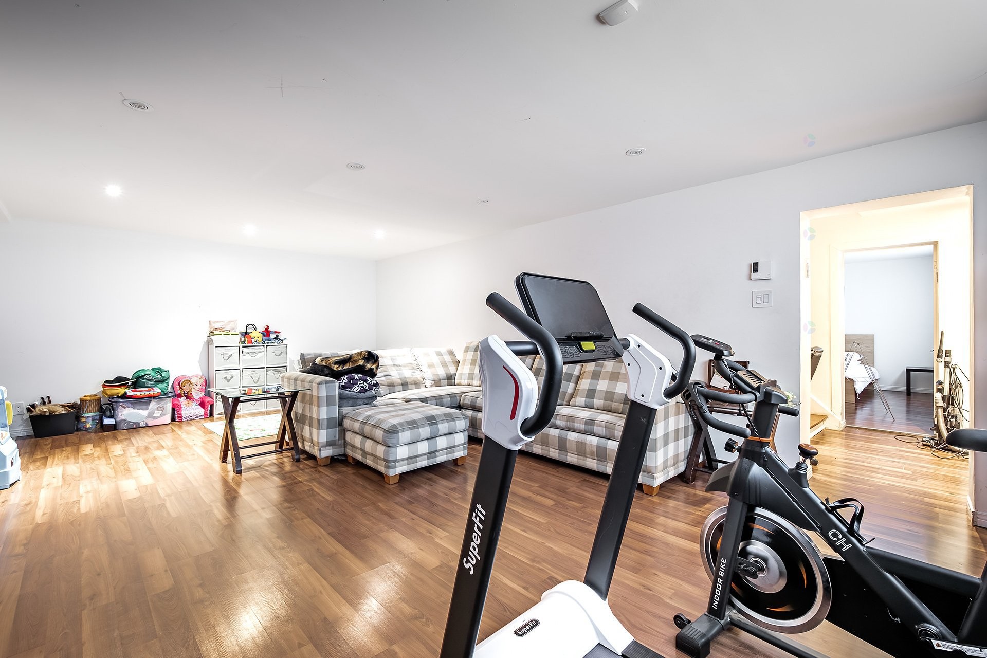 









5754

 - 5756


Av. Fairside

,
Côte-Saint-Luc,




QC
H4W2A7

