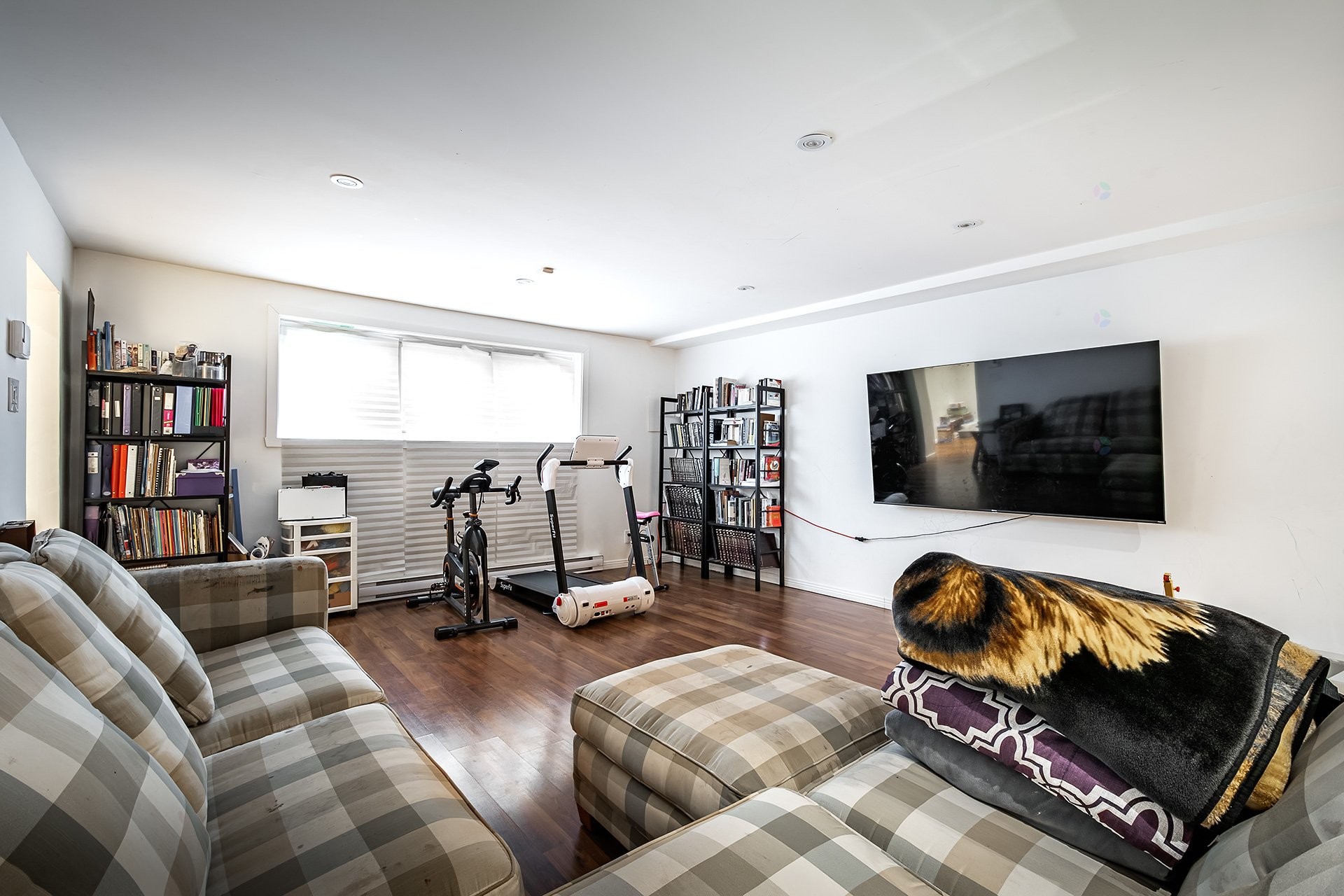 









5754

 - 5756


Av. Fairside

,
Côte-Saint-Luc,




QC
H4W2A7

