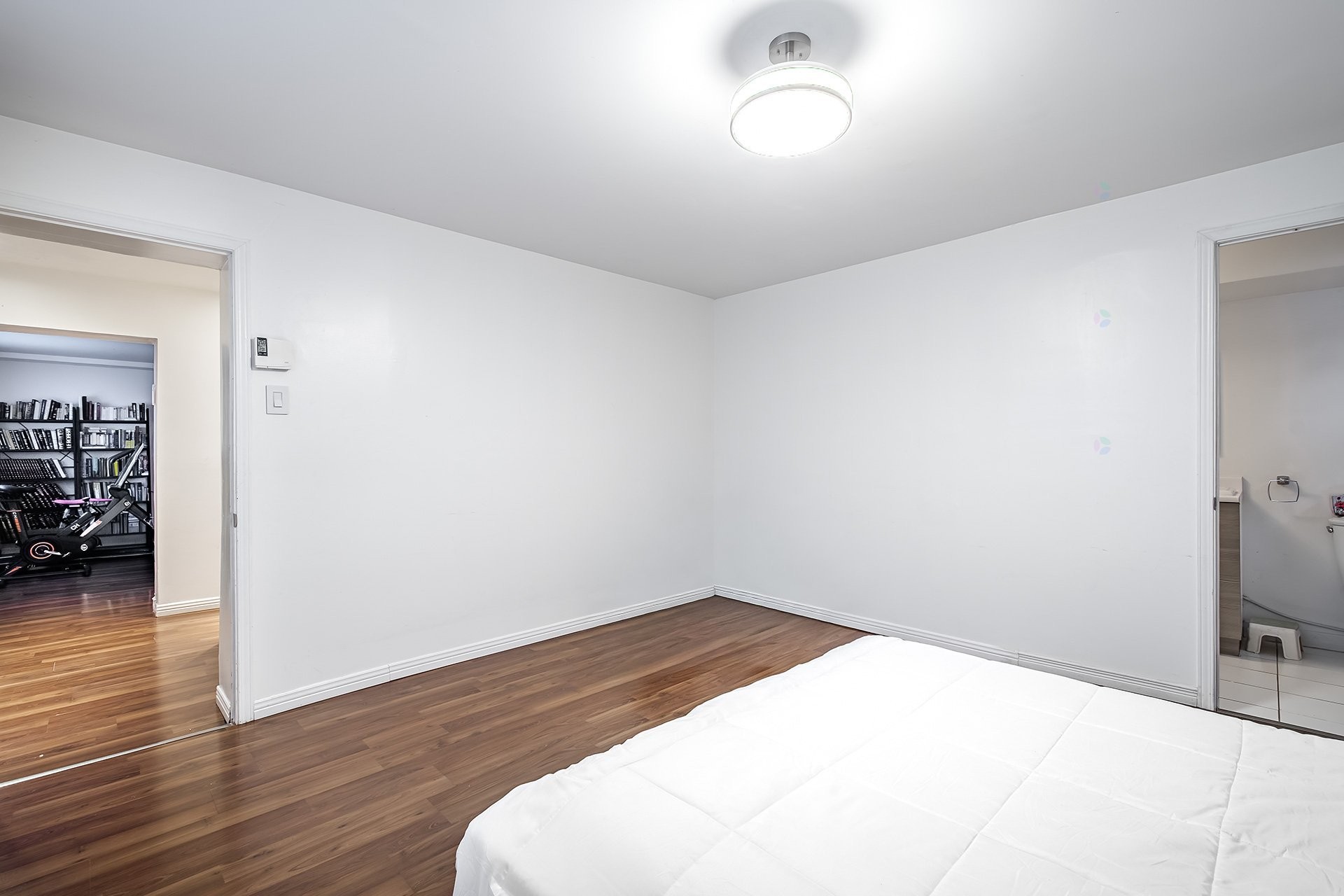 









5754

 - 5756


Av. Fairside

,
Côte-Saint-Luc,




QC
H4W2A7

