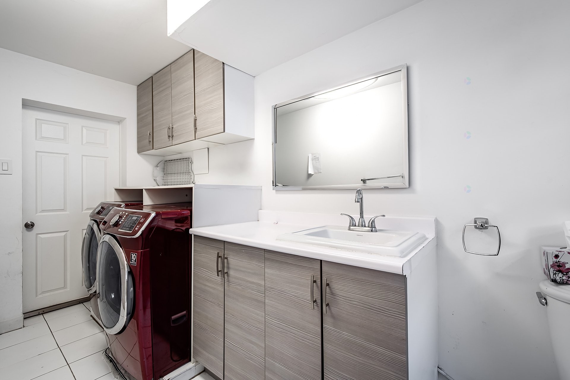 









5754

 - 5756


Av. Fairside

,
Côte-Saint-Luc,




QC
H4W2A7

