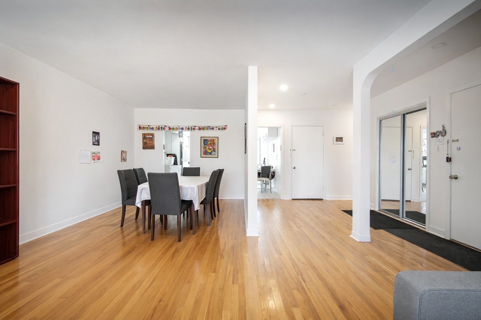 









5754

 - 5756


Av. Fairside

,
Côte-Saint-Luc,




QC
H4W2A7

