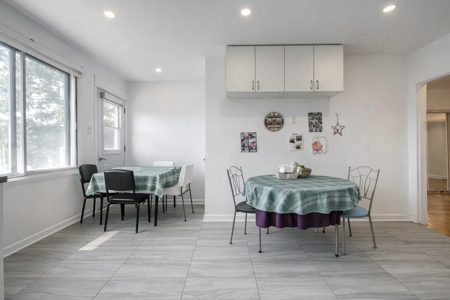 









5754

 - 5756


Av. Fairside

,
Côte-Saint-Luc,




QC
H4W2A7

