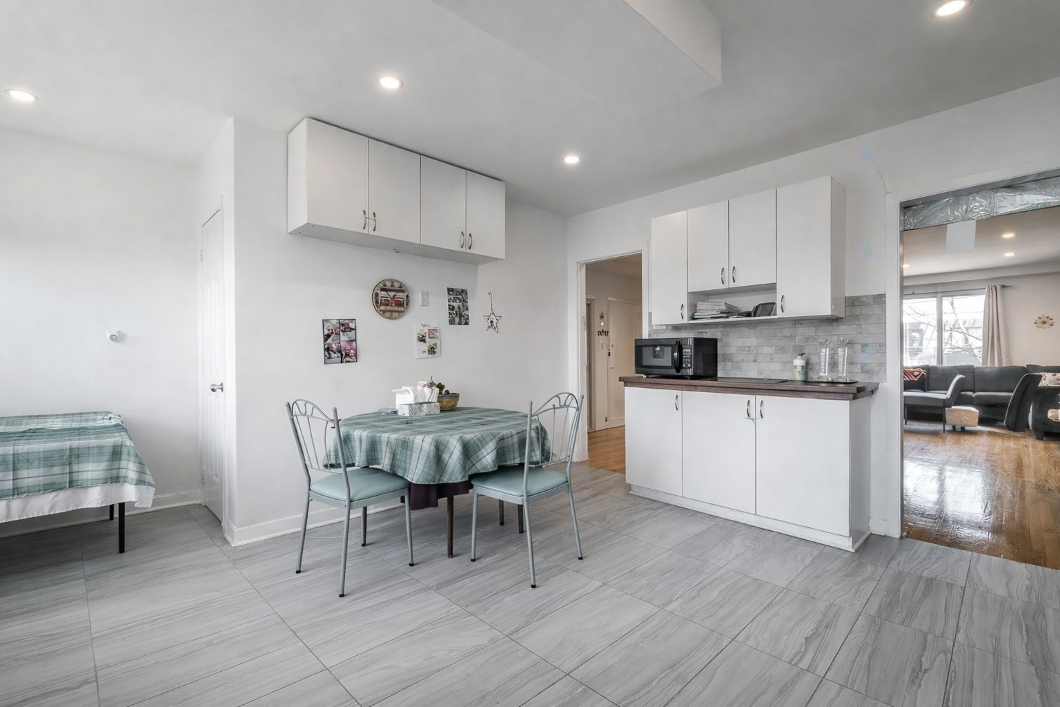 









5754

 - 5756


Av. Fairside

,
Côte-Saint-Luc,




QC
H4W2A7

