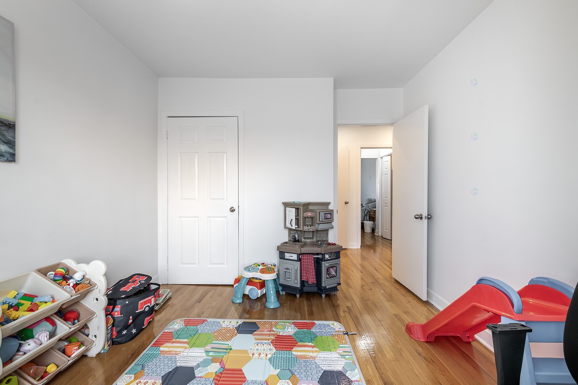 









5754

 - 5756


Av. Fairside

,
Côte-Saint-Luc,




QC
H4W2A7

