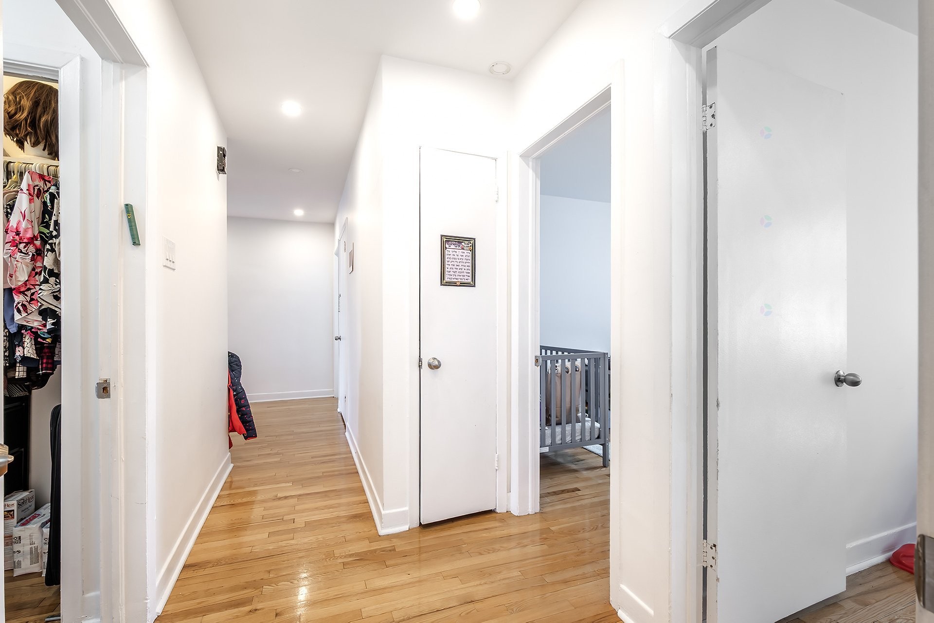 









5754

 - 5756


Av. Fairside

,
Côte-Saint-Luc,




QC
H4W2A7

