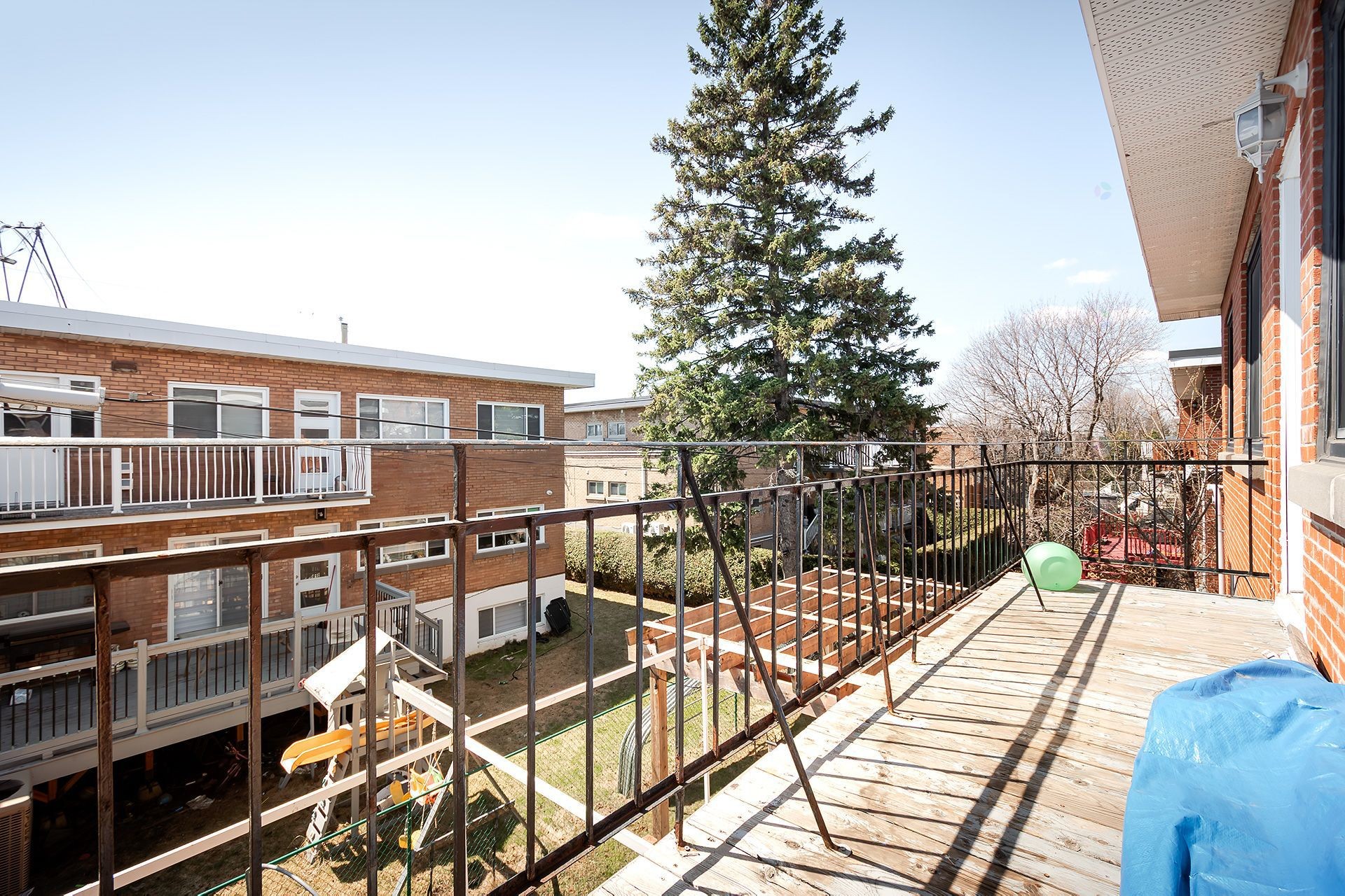









5754

 - 5756


Av. Fairside

,
Côte-Saint-Luc,




QC
H4W2A7

