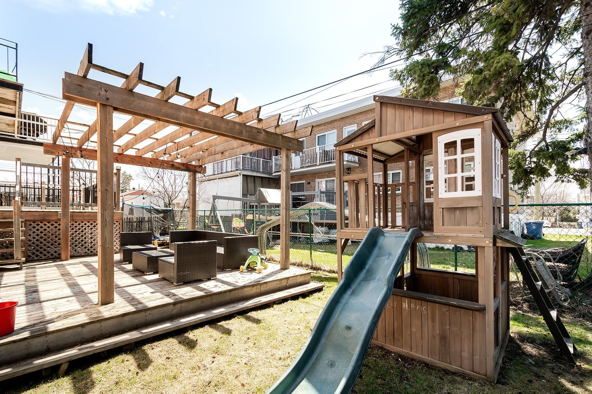 









5754

 - 5756


Av. Fairside

,
Côte-Saint-Luc,




QC
H4W2A7

