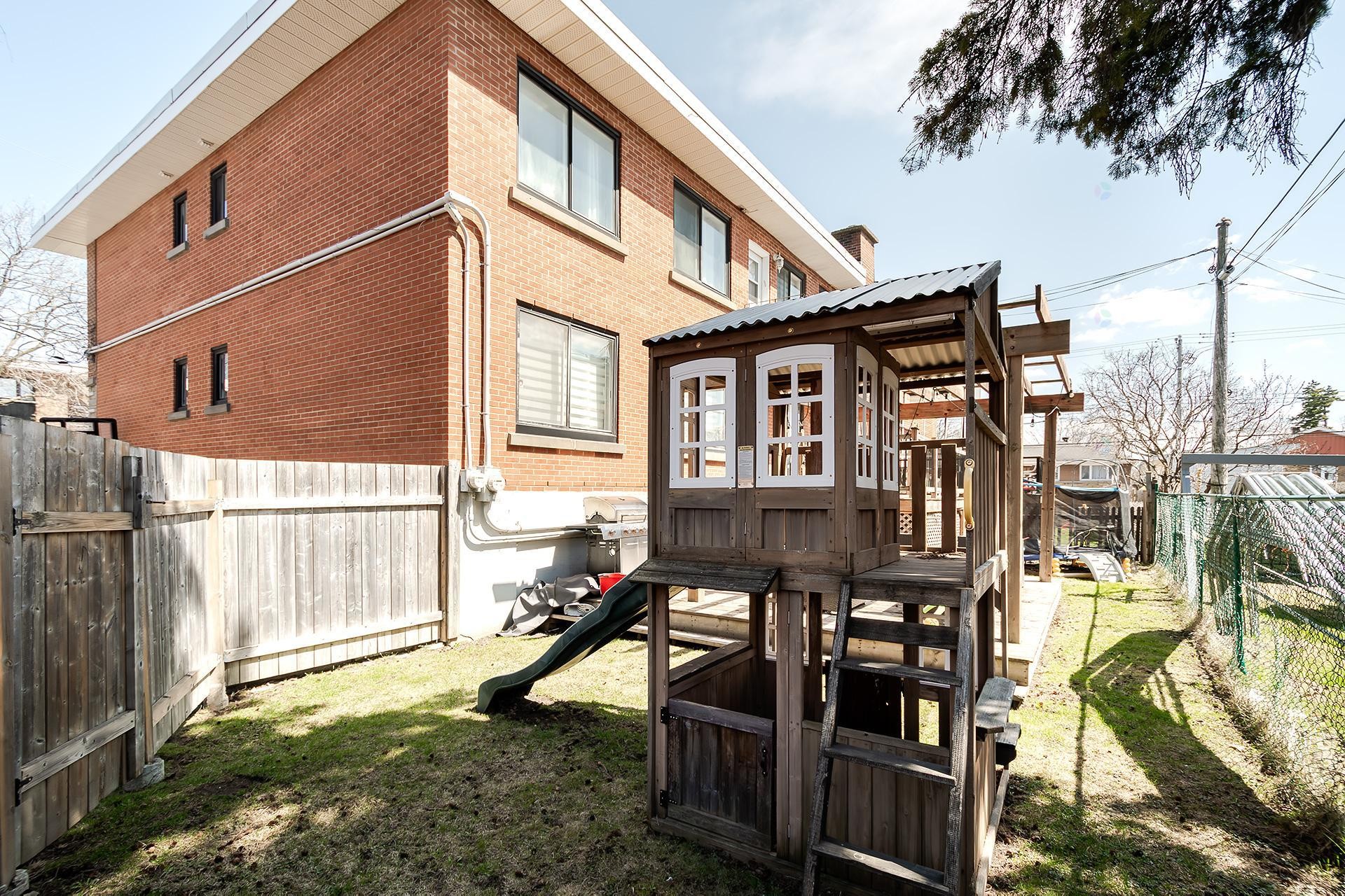 









5754

 - 5756


Av. Fairside

,
Côte-Saint-Luc,




QC
H4W2A7

