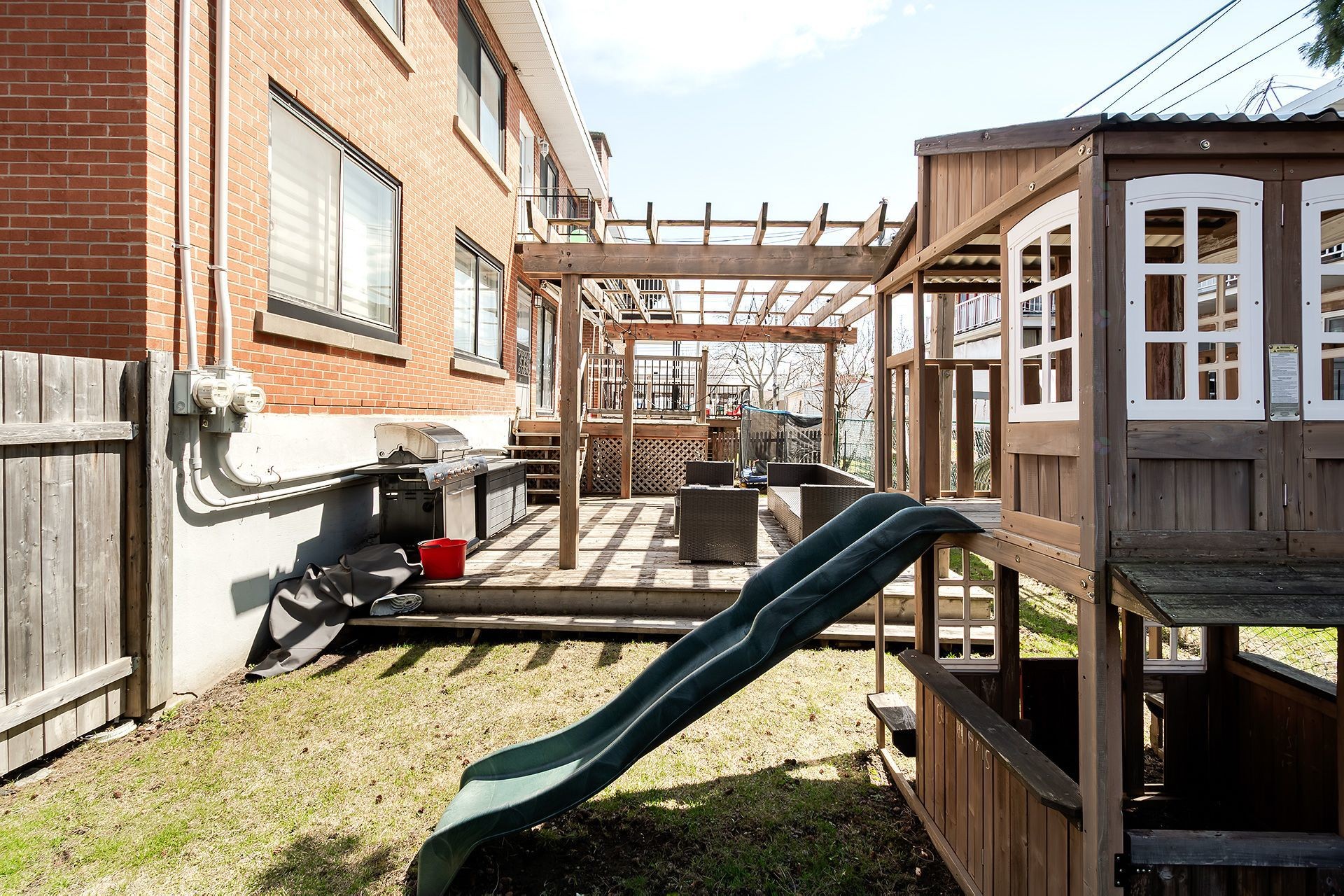 









5754

 - 5756


Av. Fairside

,
Côte-Saint-Luc,




QC
H4W2A7


