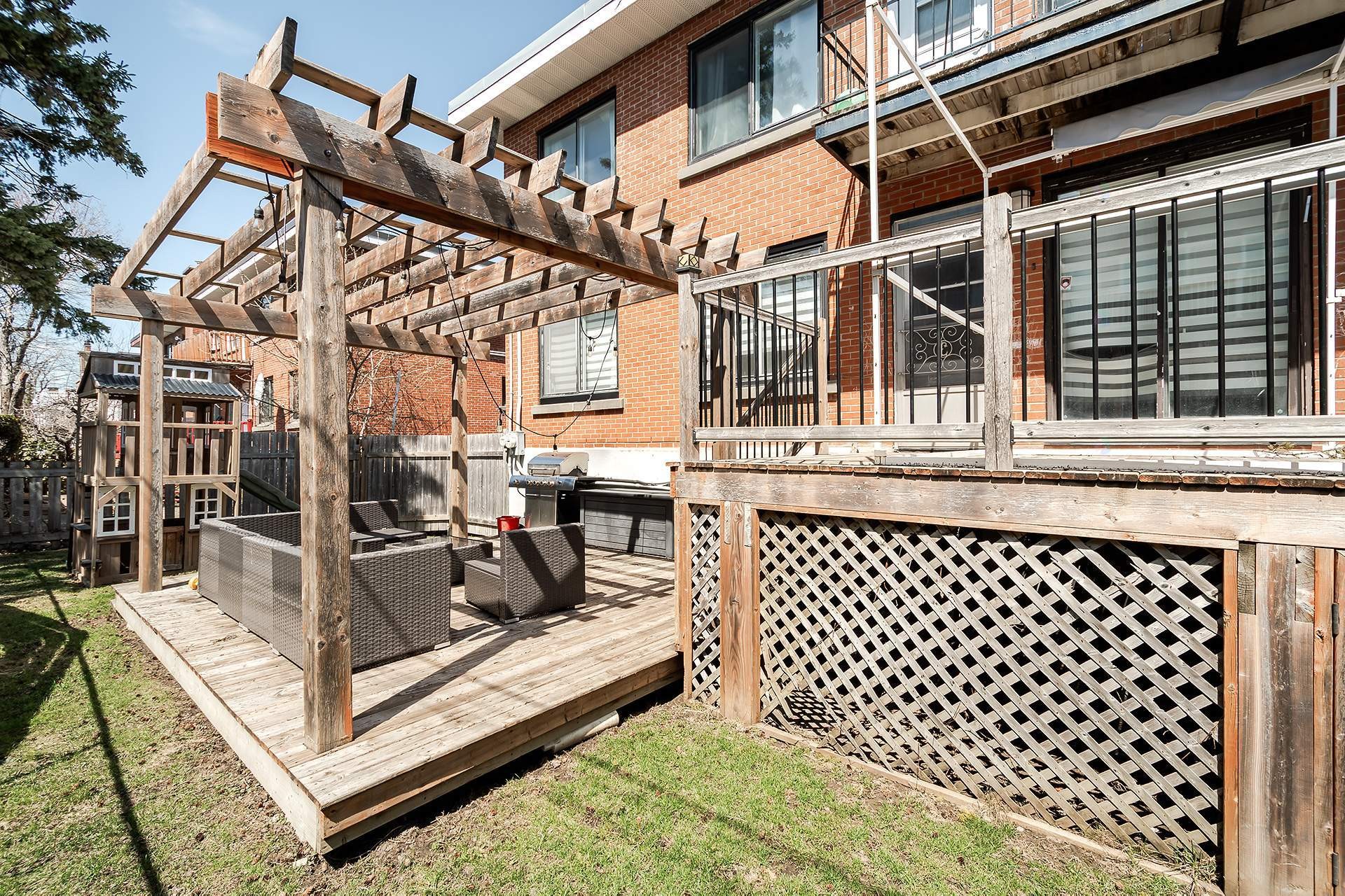









5754

 - 5756


Av. Fairside

,
Côte-Saint-Luc,




QC
H4W2A7

