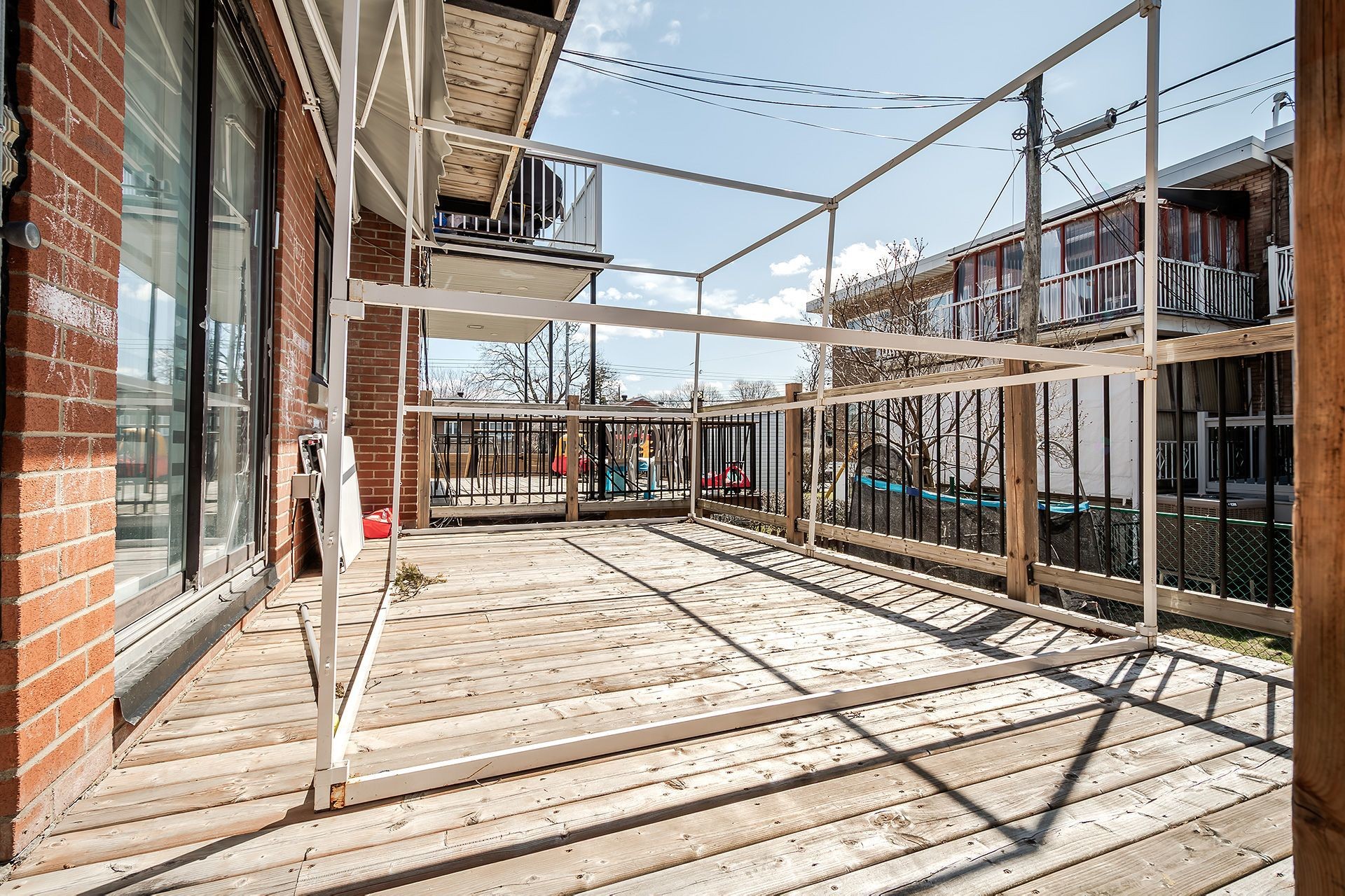 









5754

 - 5756


Av. Fairside

,
Côte-Saint-Luc,




QC
H4W2A7

