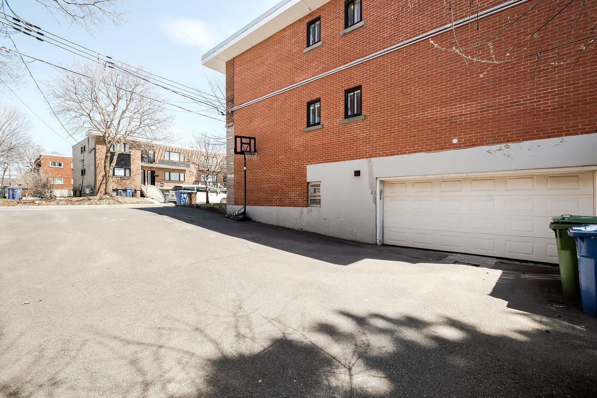 









5754

 - 5756


Av. Fairside

,
Côte-Saint-Luc,




QC
H4W2A7

