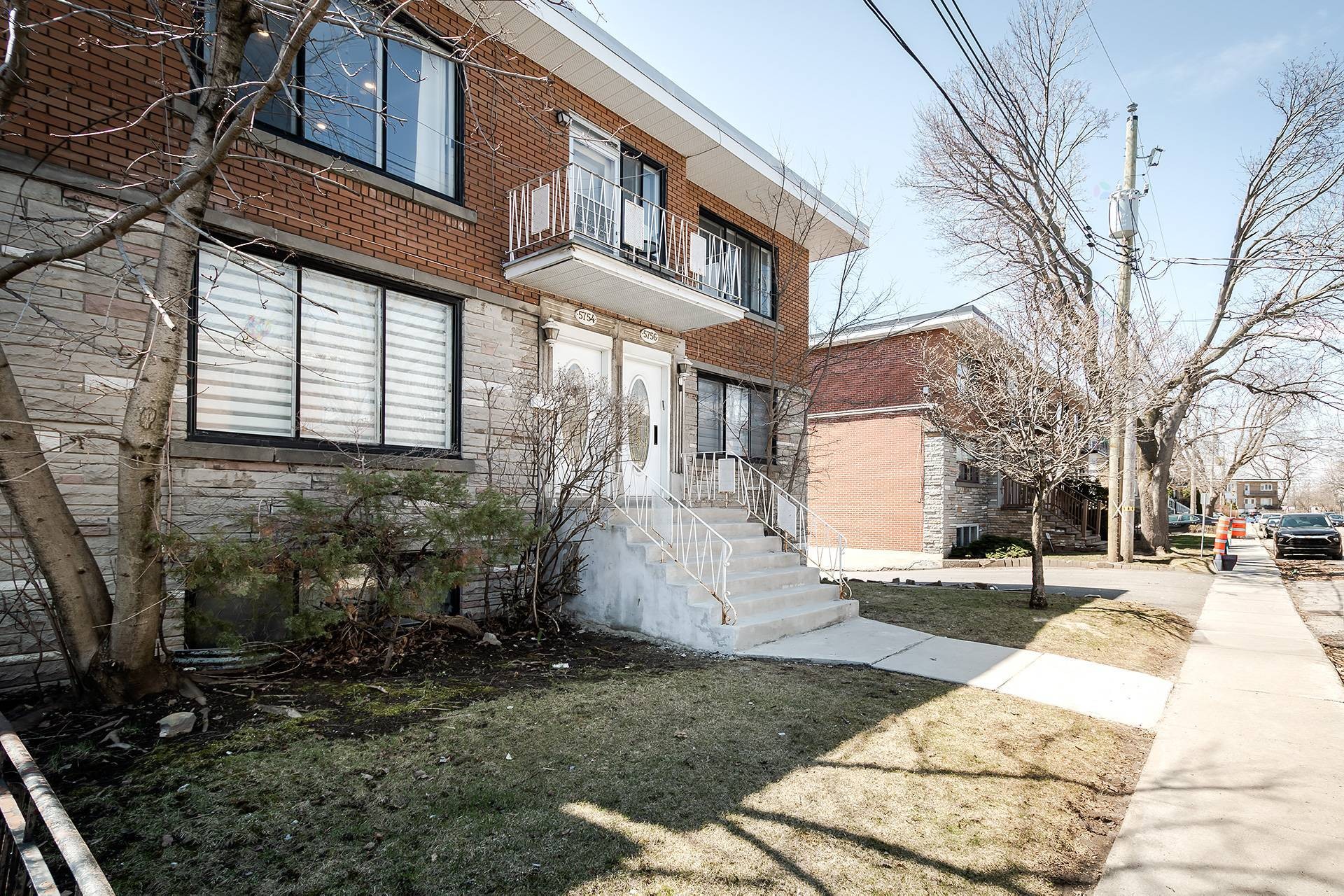 









5754

 - 5756


Av. Fairside

,
Côte-Saint-Luc,




QC
H4W2A7

