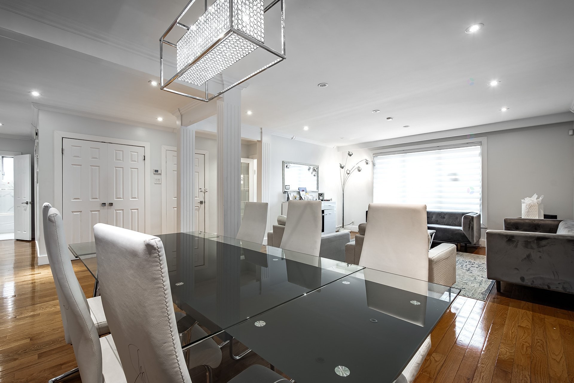 









5754

 - 5756


Av. Fairside

,
Côte-Saint-Luc,




QC
H4W2A7

