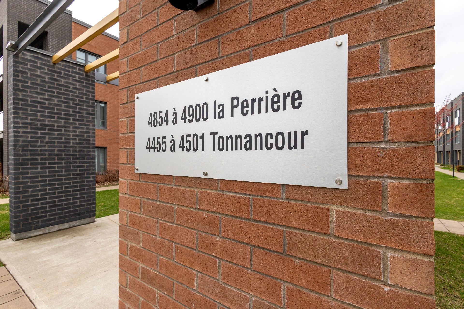 









4876


Rue La Perrière

,
Longueuil (Saint-Hubert),




QC
J3Y0S6

