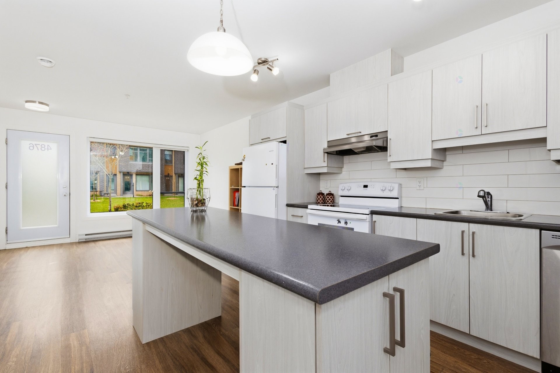 









4876


Rue La Perrière

,
Longueuil (Saint-Hubert),




QC
J3Y0S6

