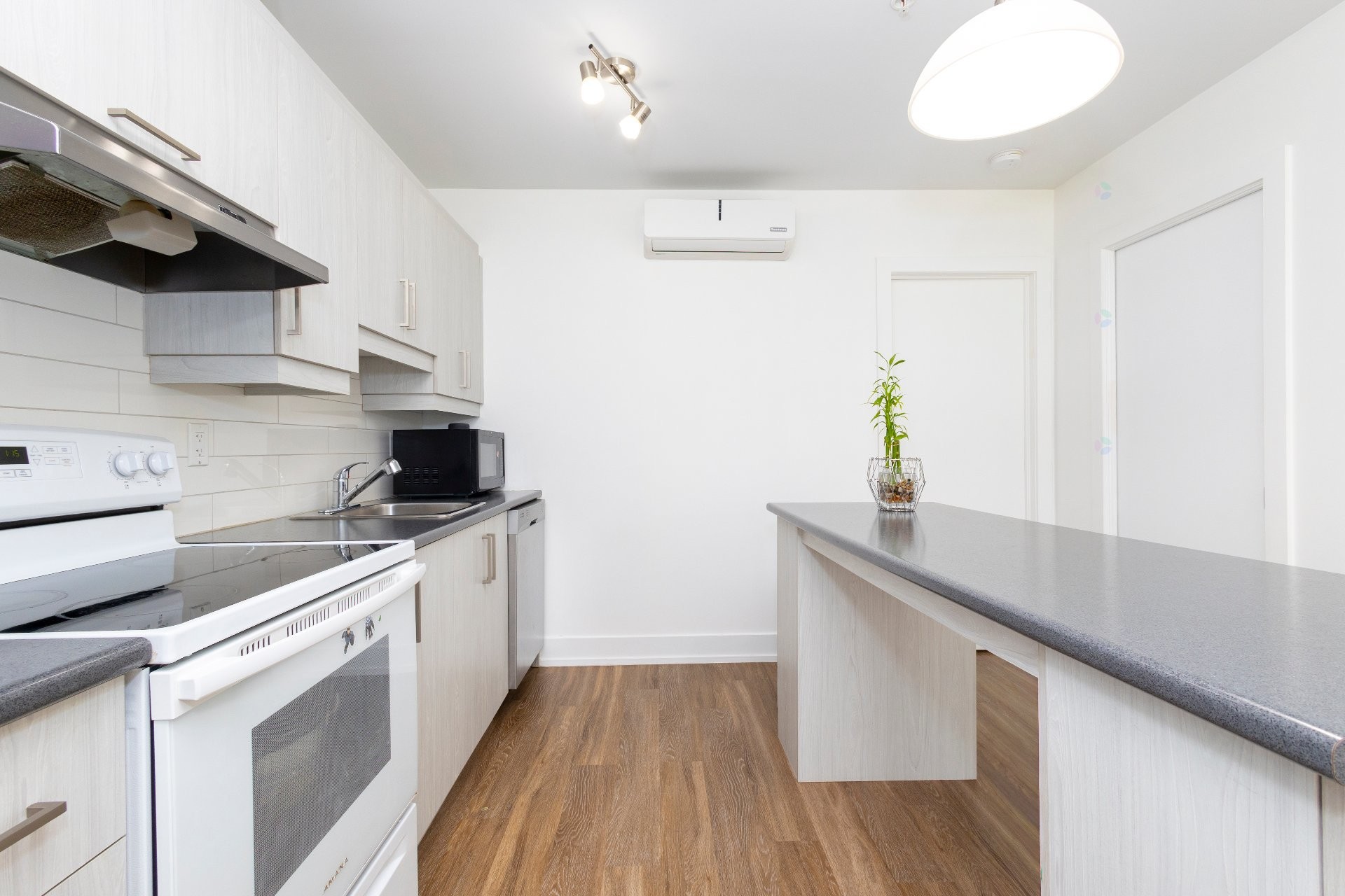 









4876


Rue La Perrière

,
Longueuil (Saint-Hubert),




QC
J3Y0S6


