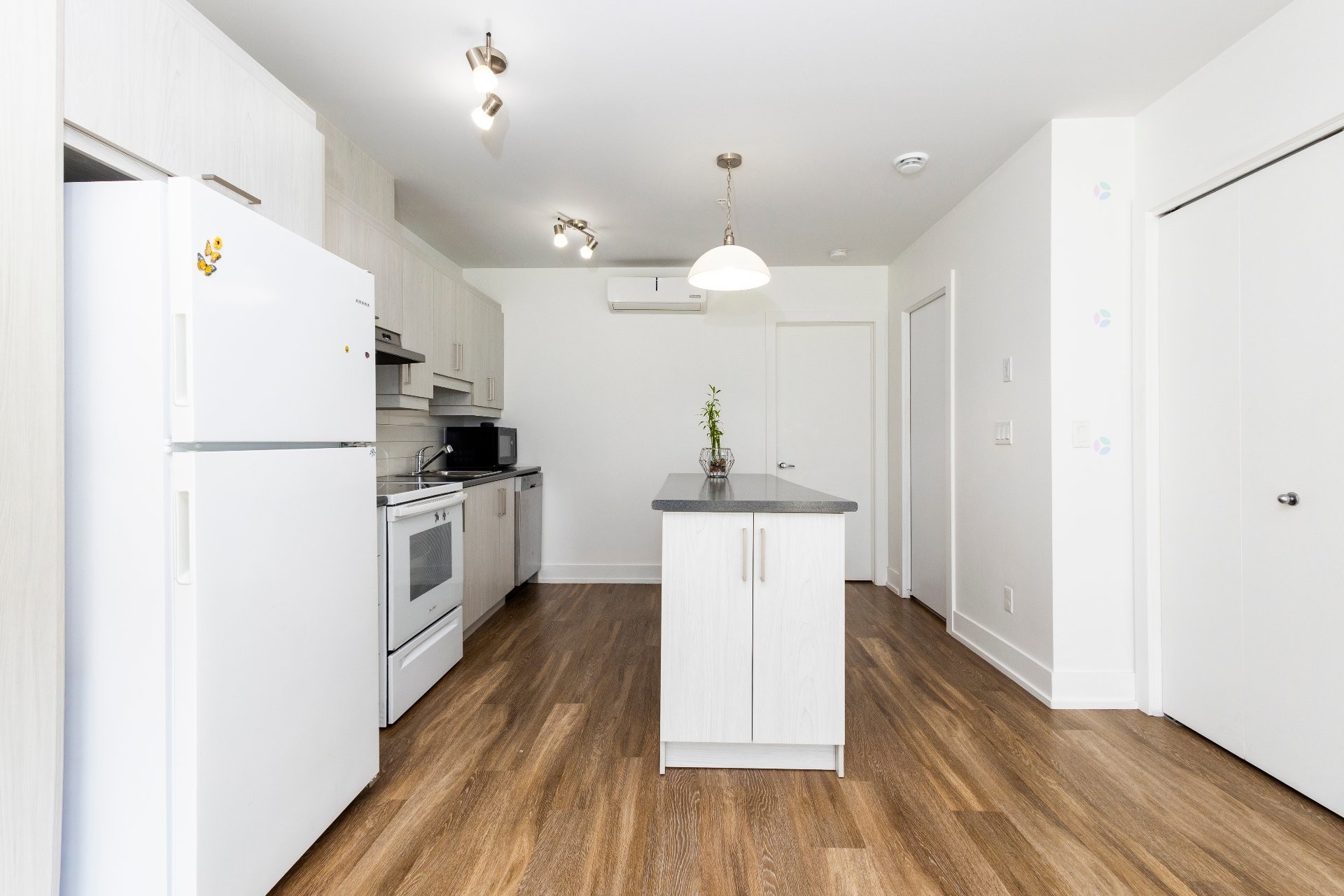 









4876


Rue La Perrière

,
Longueuil (Saint-Hubert),




QC
J3Y0S6

