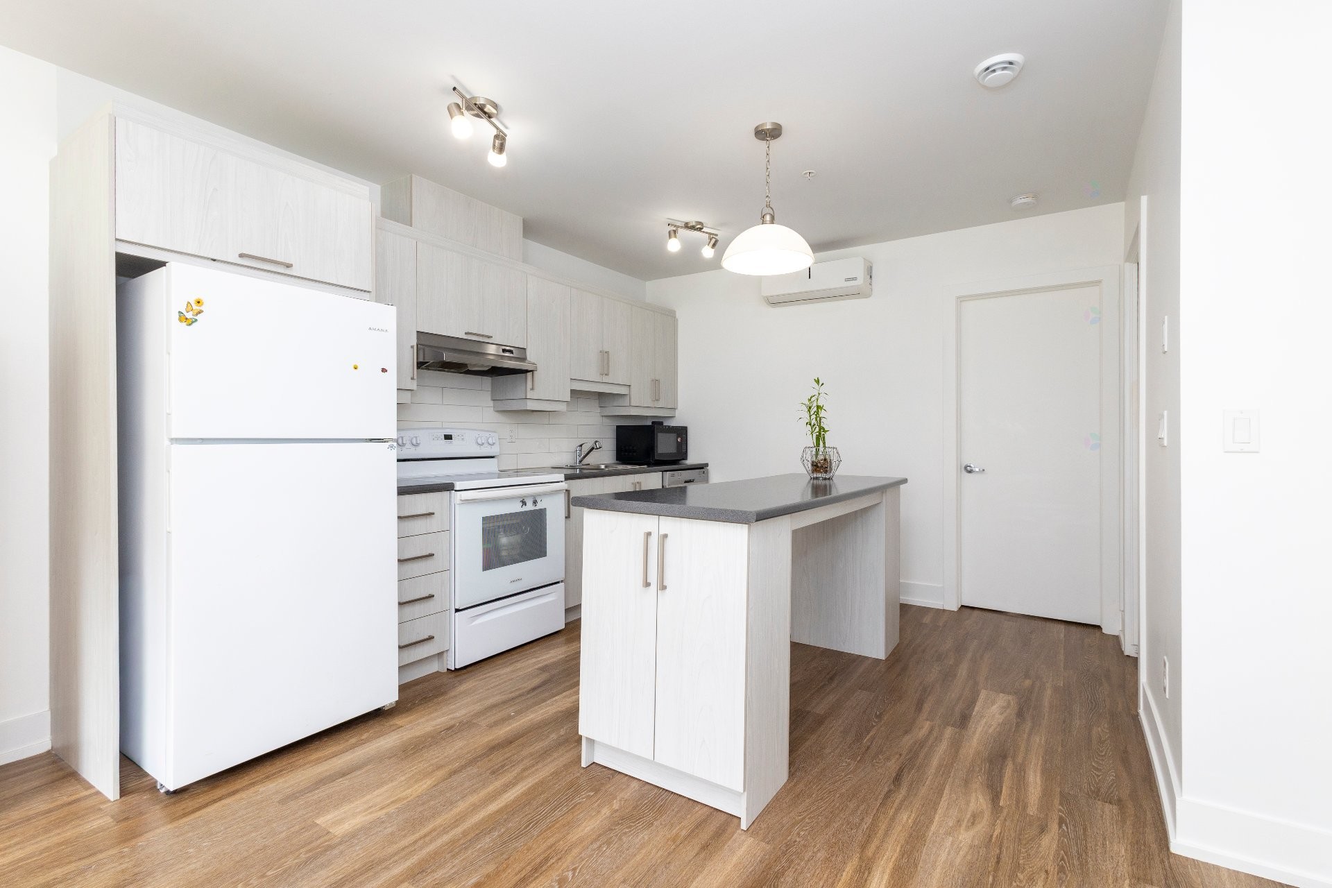 









4876


Rue La Perrière

,
Longueuil (Saint-Hubert),




QC
J3Y0S6

