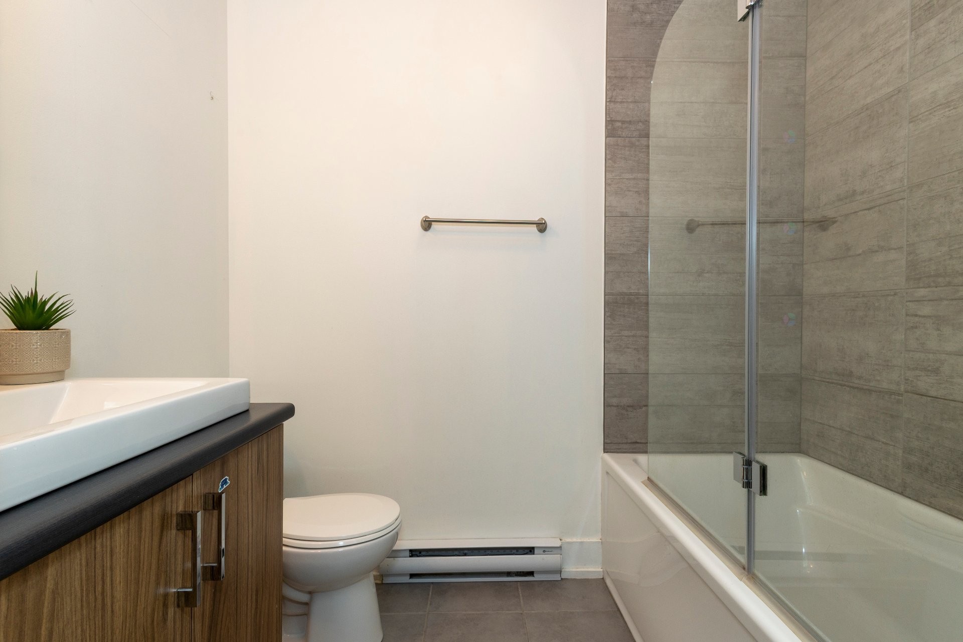 









4876


Rue La Perrière

,
Longueuil (Saint-Hubert),




QC
J3Y0S6

