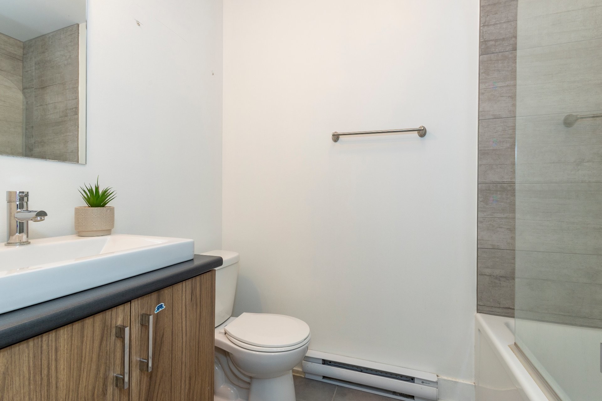 









4876


Rue La Perrière

,
Longueuil (Saint-Hubert),




QC
J3Y0S6

