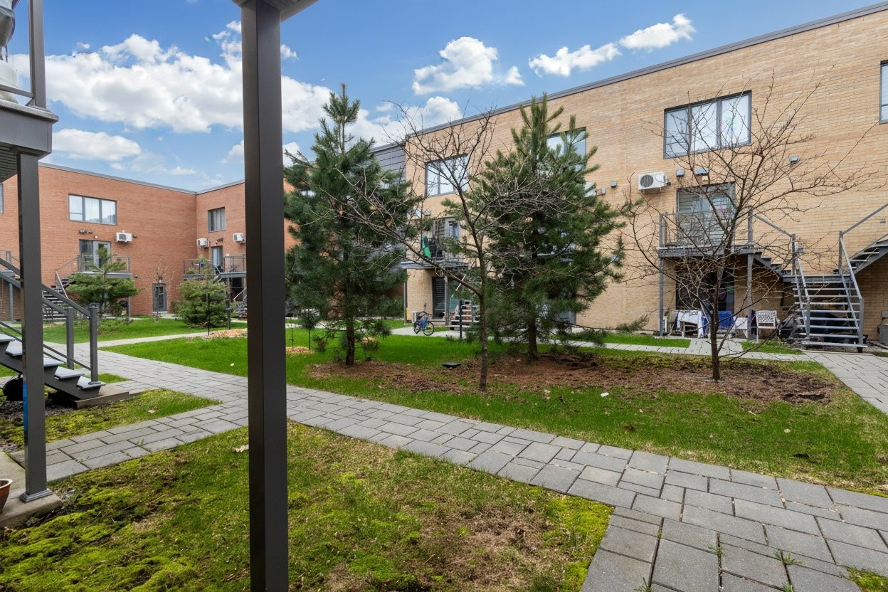 









4876


Rue La Perrière

,
Longueuil (Saint-Hubert),




QC
J3Y0S6

