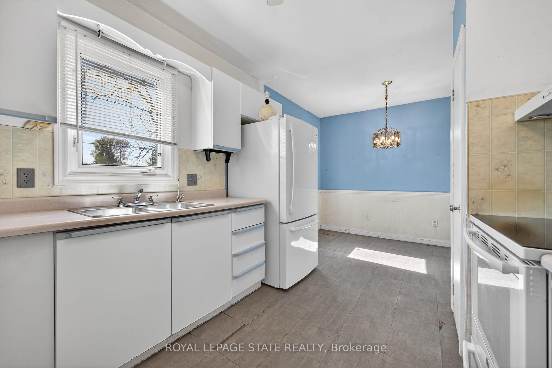 









227


West 19th

Street,
Hamilton,




ON
L9C 4J3

