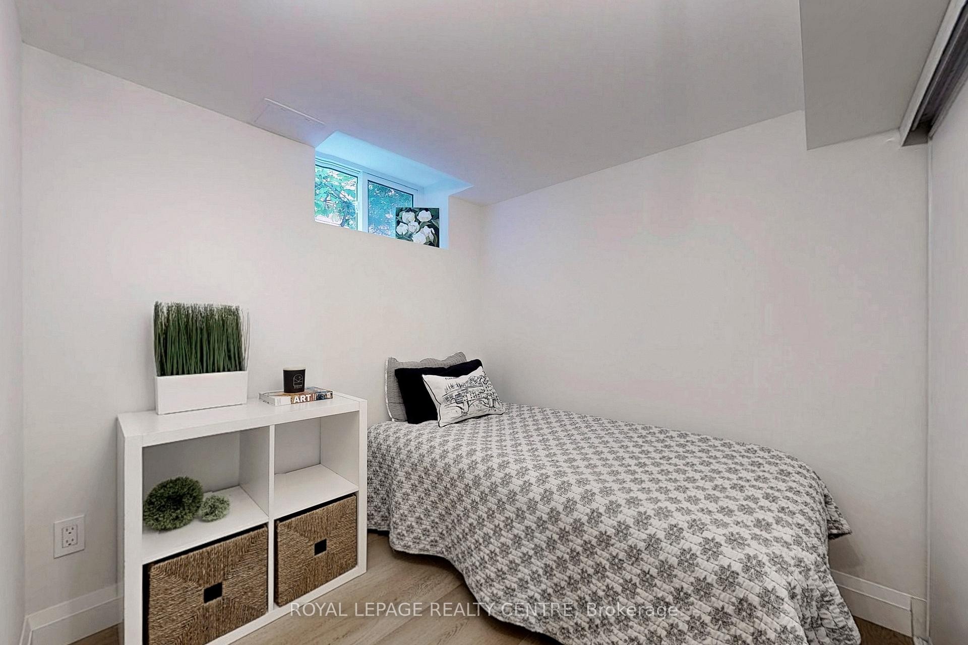 









776


Garth

Street,
Hamilton,




ON
L9C 4K4

