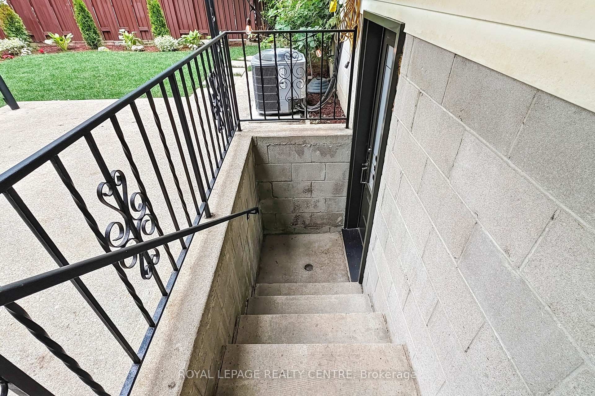 









776


Garth

Street,
Hamilton,




ON
L9C 4K4

