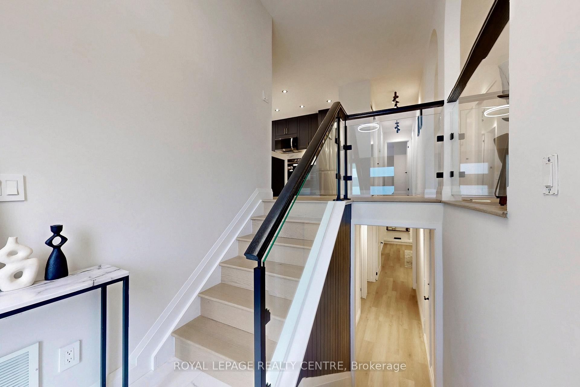 









776


Garth

Street,
Hamilton,




ON
L9C 4K4

