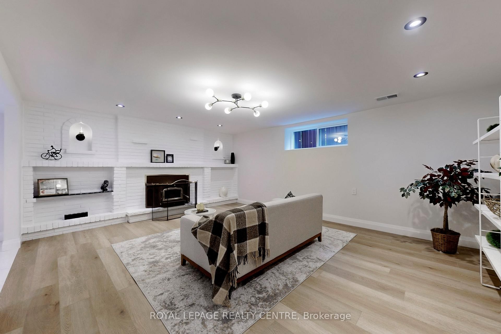 









776


Garth

Street,
Hamilton,




ON
L9C 4K4

