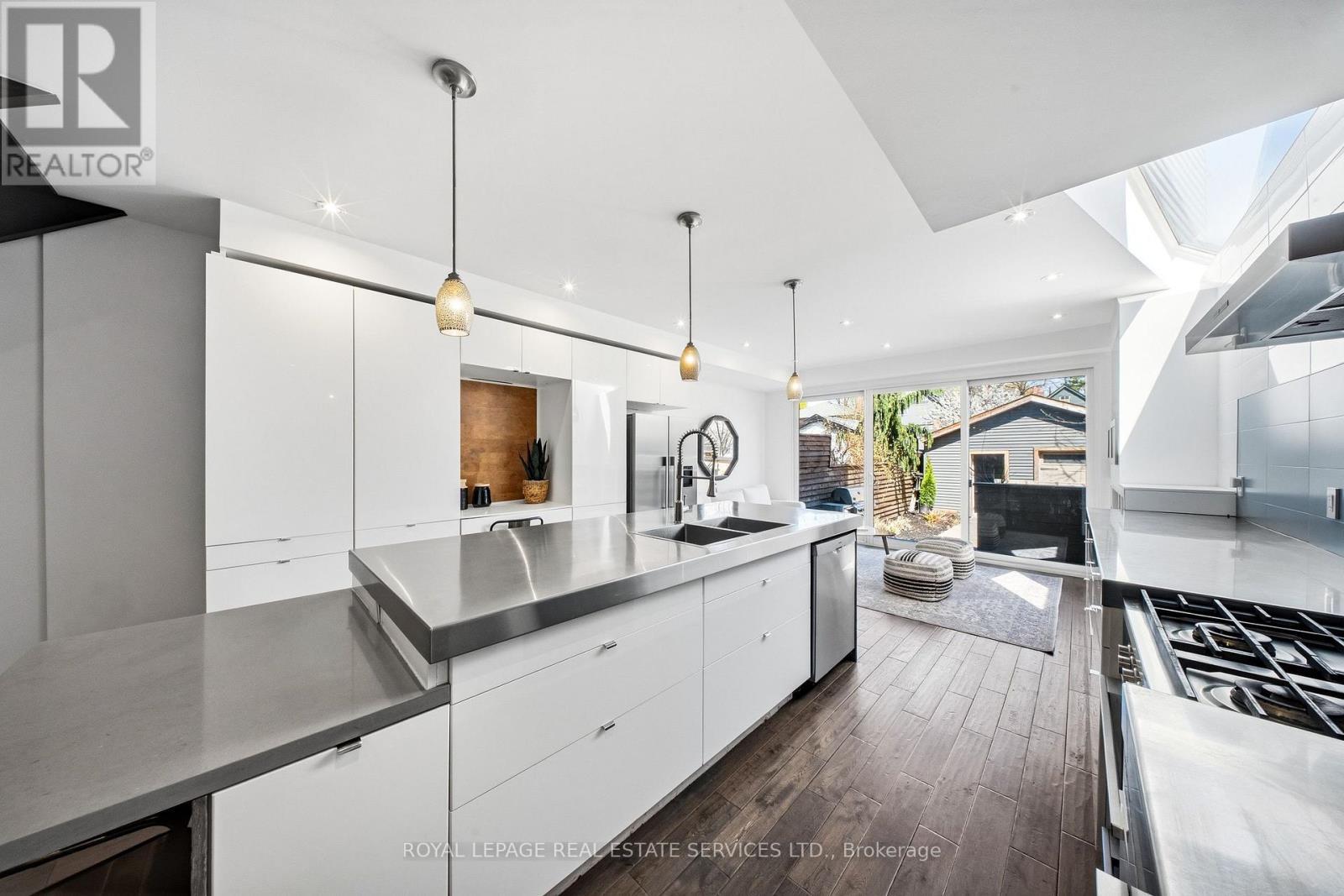 












267 CHRISTIE STREET

,
Toronto,




Ontario
M6G3B9

