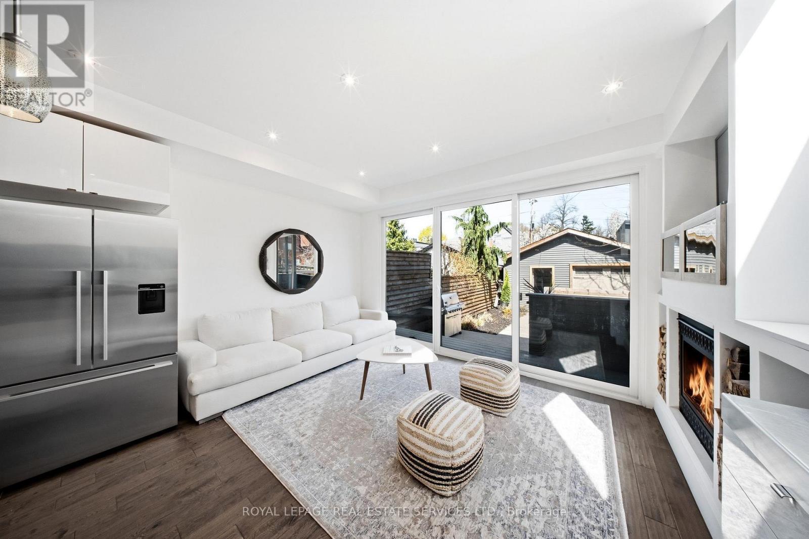 












267 CHRISTIE STREET

,
Toronto,




Ontario
M6G3B9

