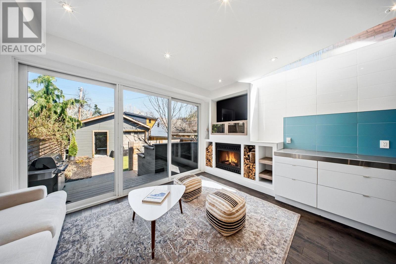 












267 CHRISTIE STREET

,
Toronto,




Ontario
M6G3B9

