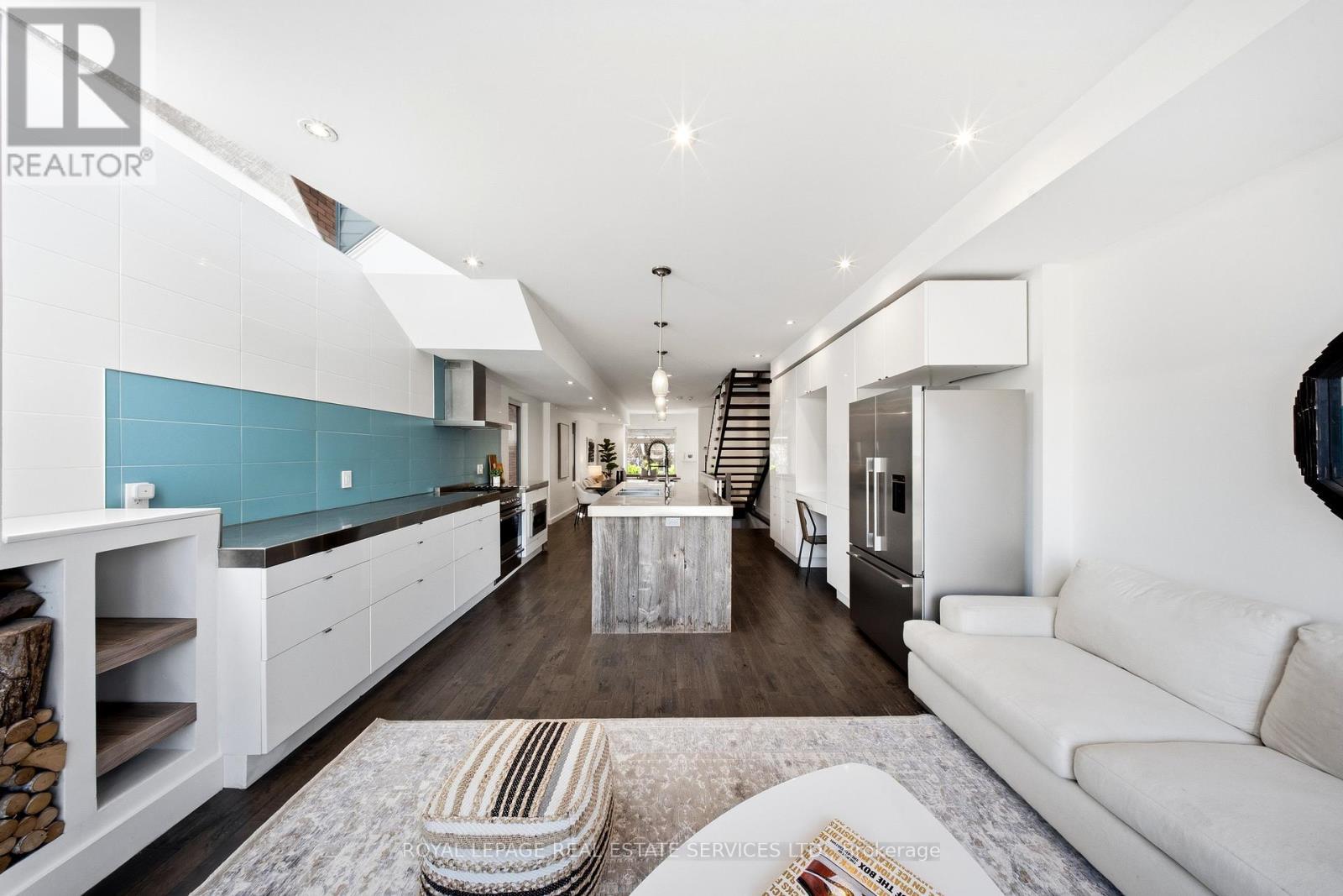 












267 CHRISTIE STREET

,
Toronto,




Ontario
M6G3B9

