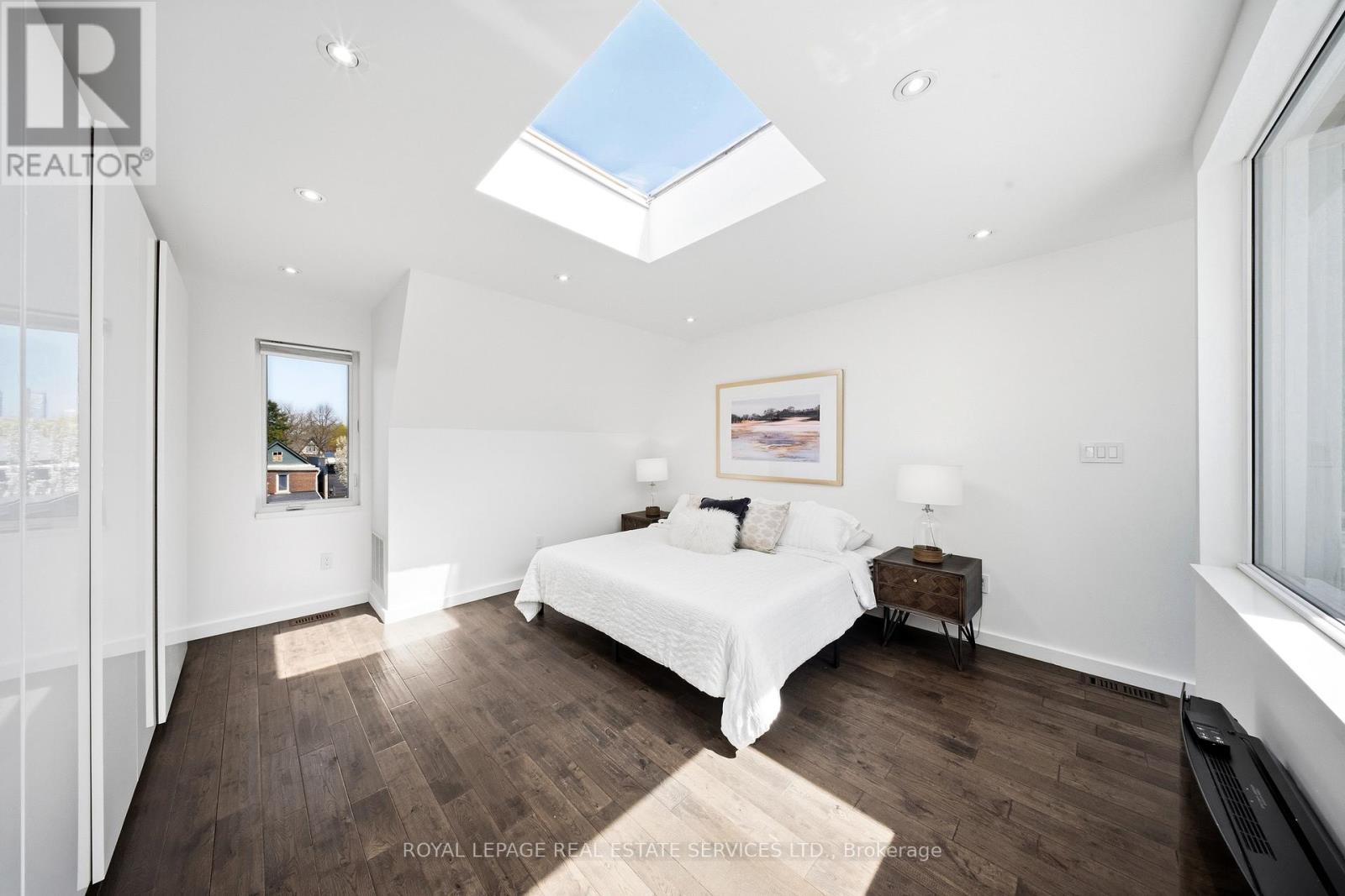 












267 CHRISTIE STREET

,
Toronto,




Ontario
M6G3B9

