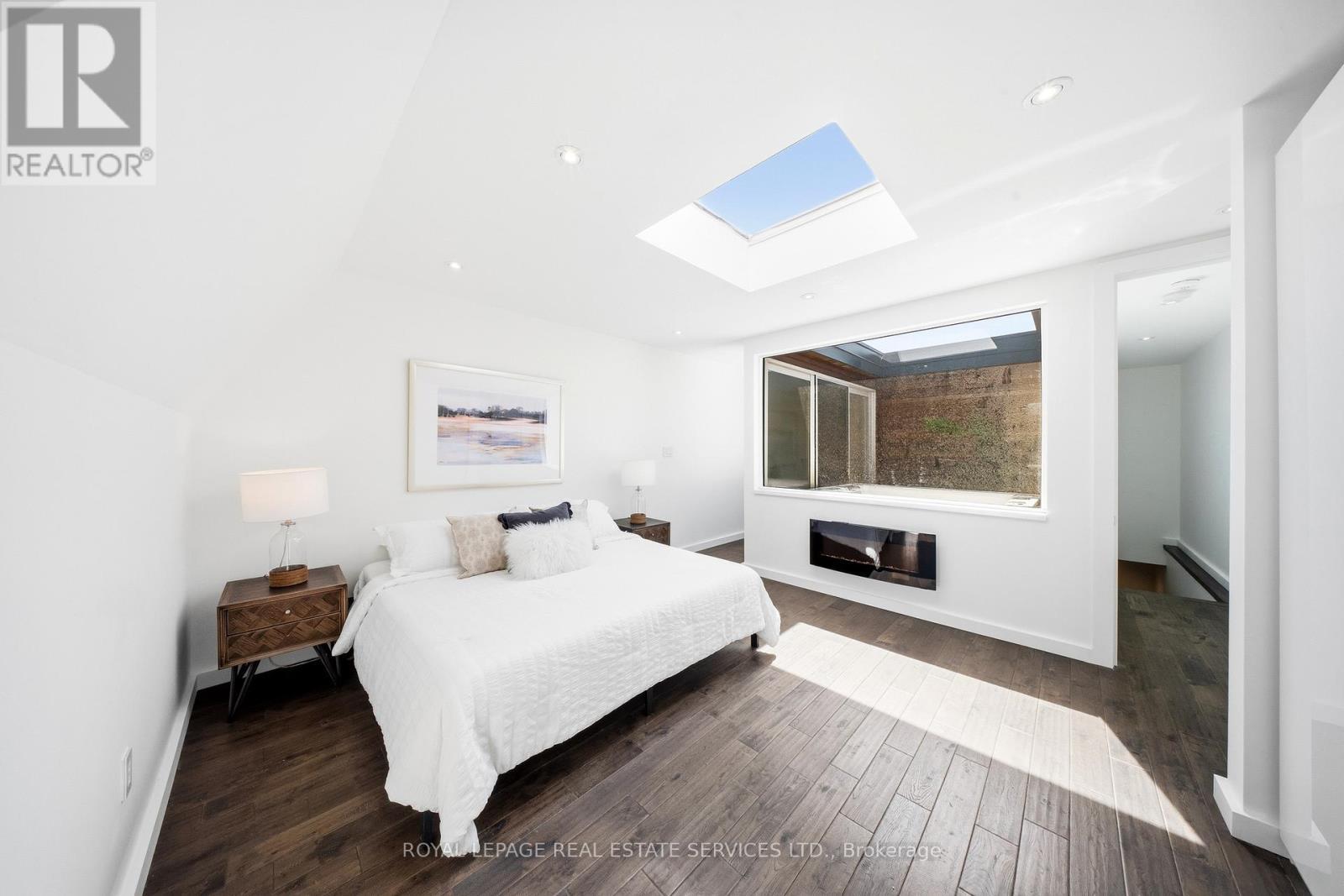 












267 CHRISTIE STREET

,
Toronto,




Ontario
M6G3B9

