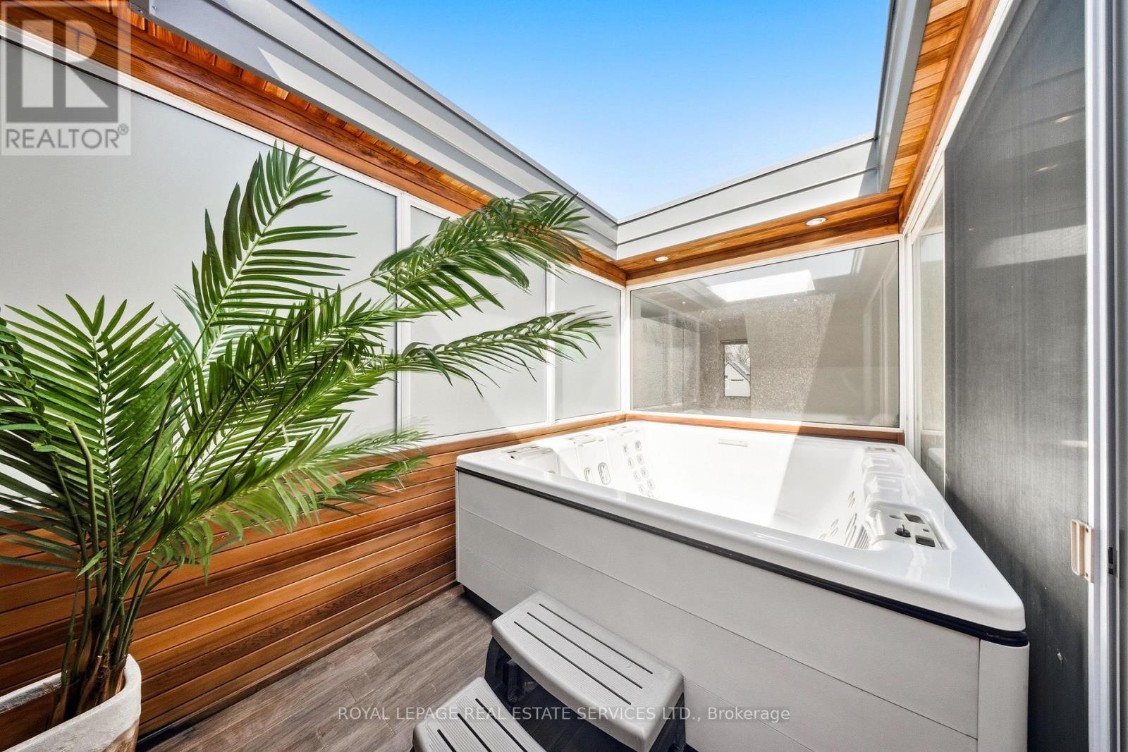












267 CHRISTIE STREET

,
Toronto,




Ontario
M6G3B9

