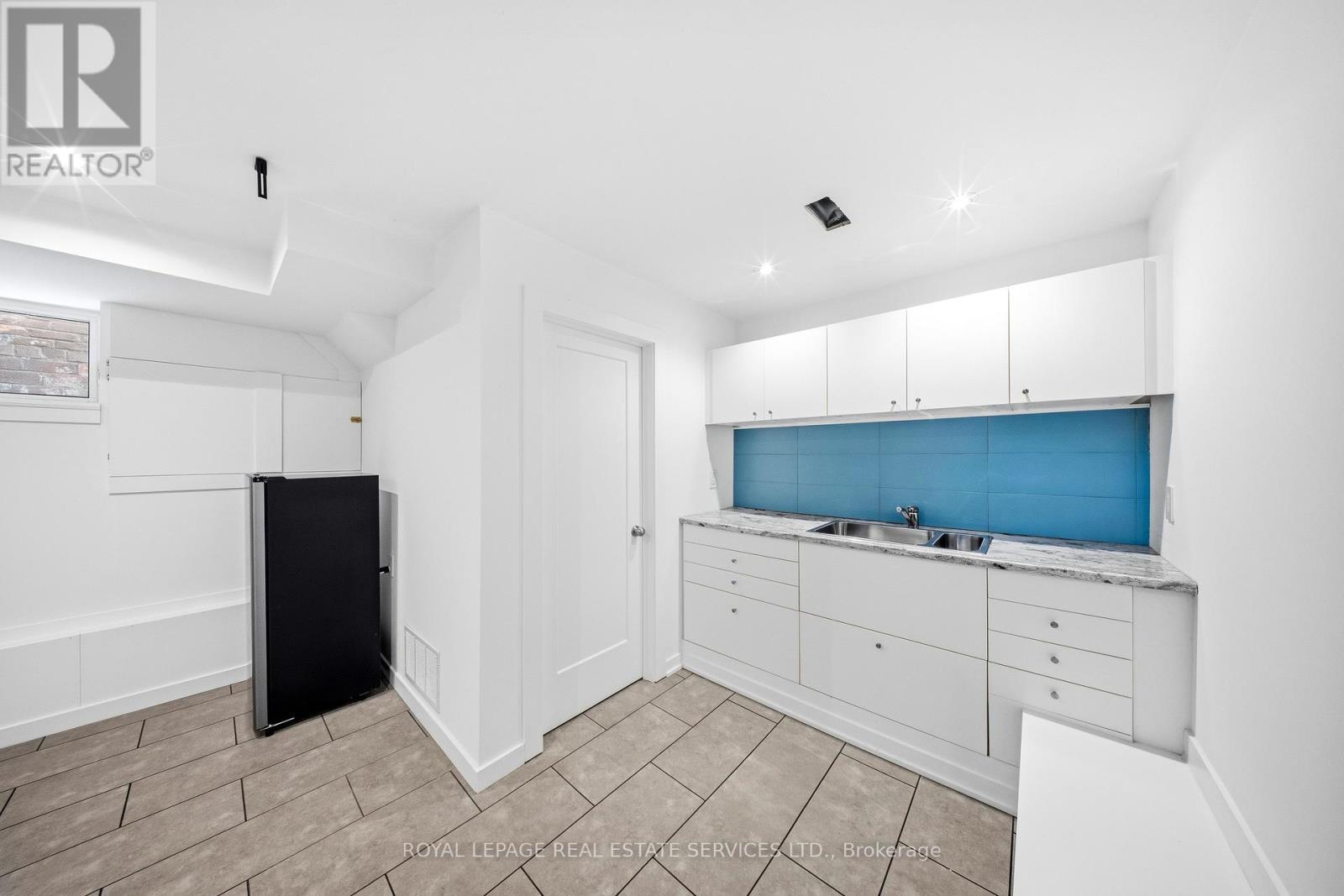 












267 CHRISTIE STREET

,
Toronto,




Ontario
M6G3B9

