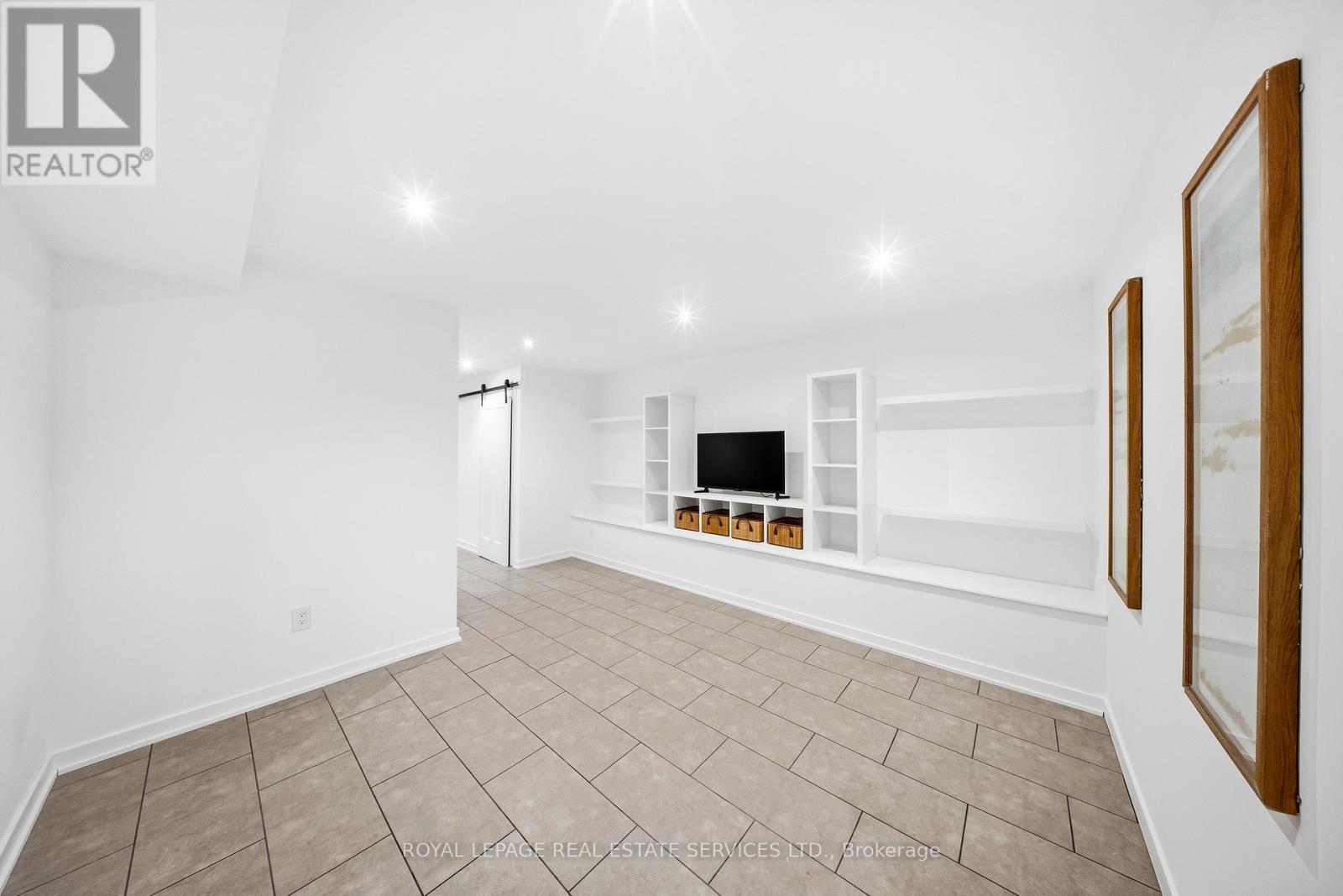












267 CHRISTIE STREET

,
Toronto,




Ontario
M6G3B9

